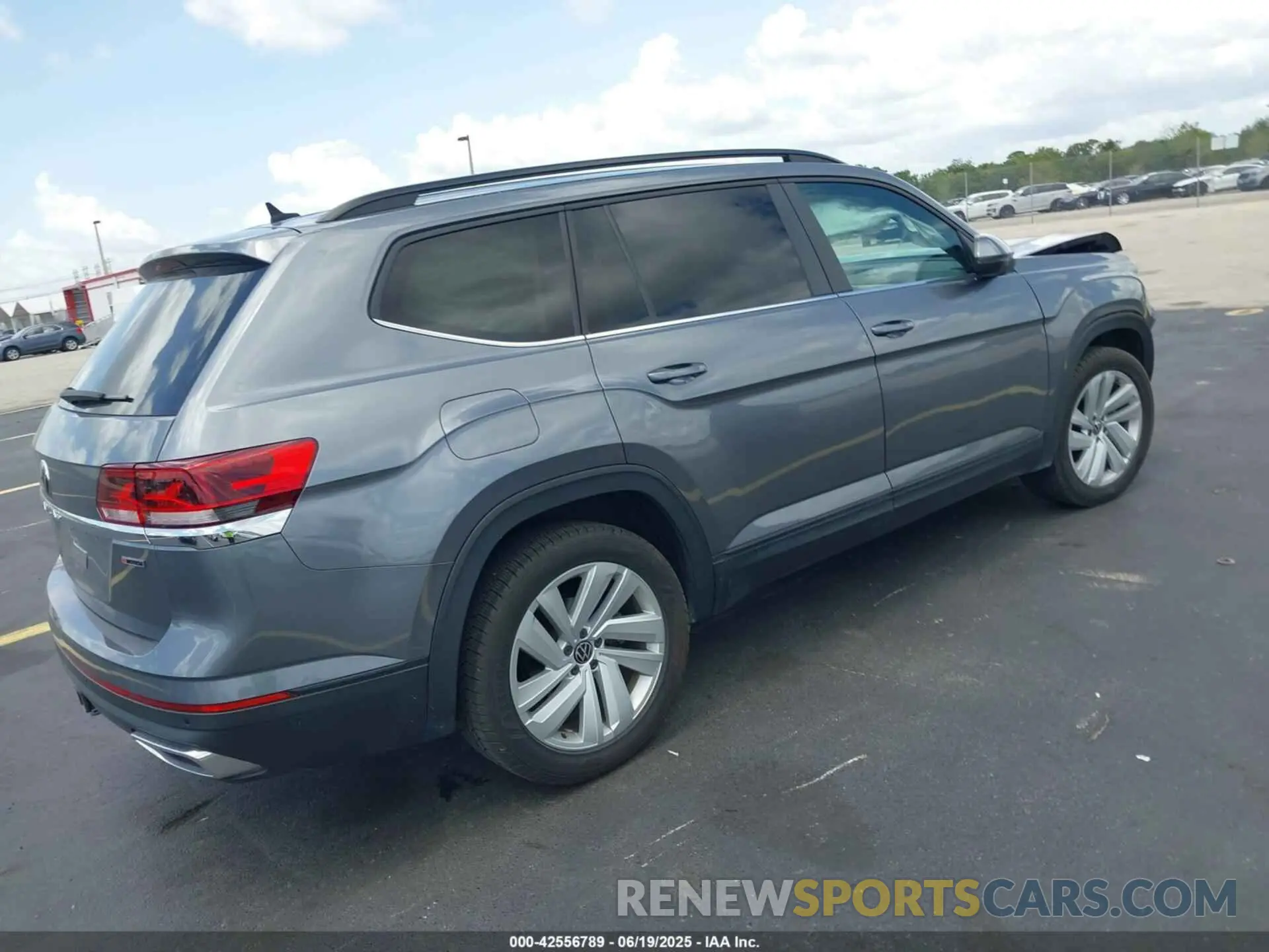 4 Photograph of a damaged car 1V2HR2CA5MC566179 VOLKSWAGEN ATLAS 2021