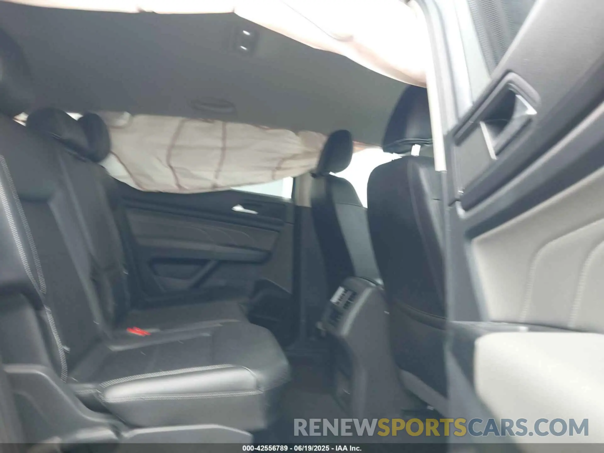 8 Photograph of a damaged car 1V2HR2CA5MC566179 VOLKSWAGEN ATLAS 2021