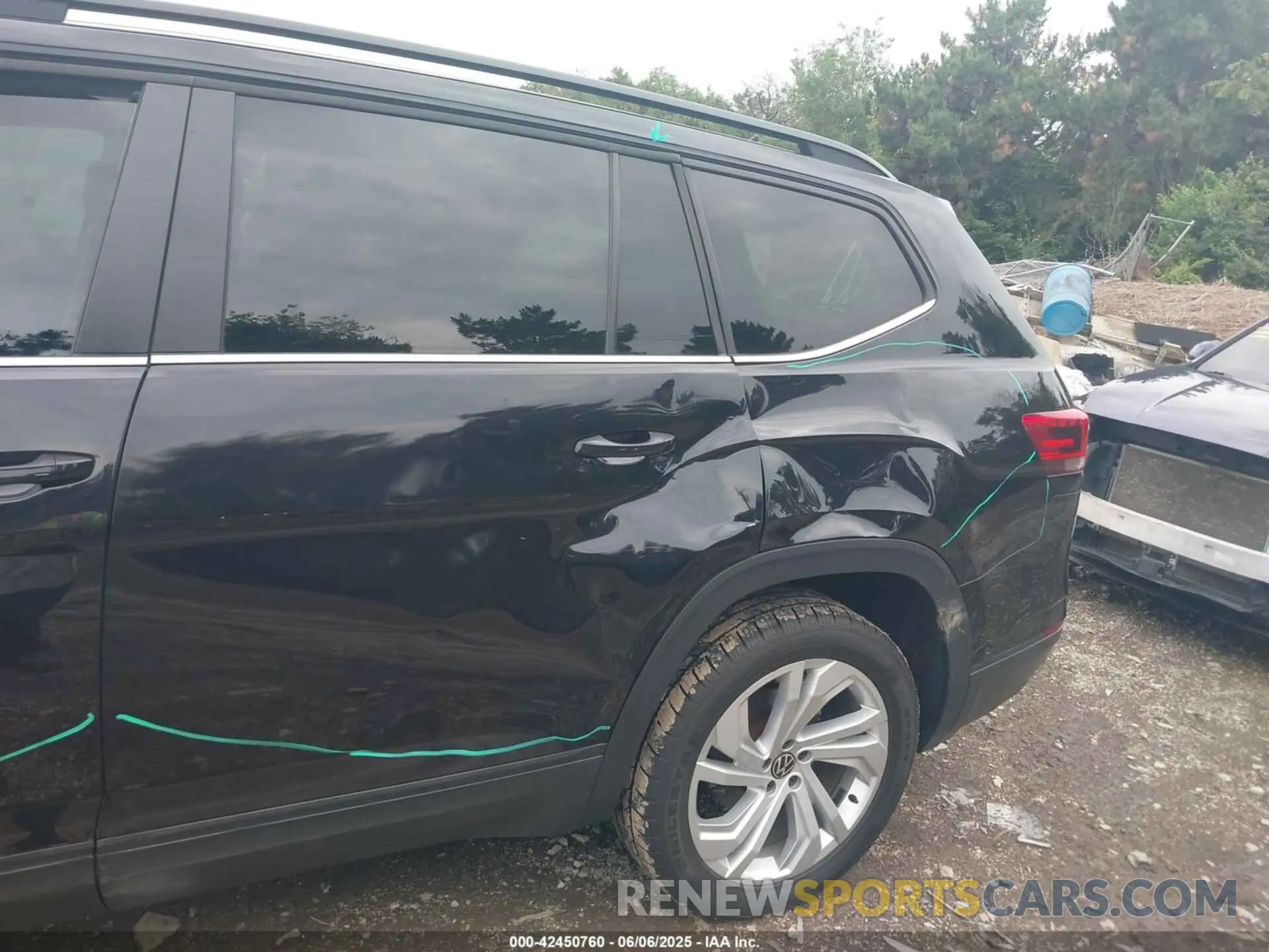 17 Photograph of a damaged car 1V2HR2CA6MC573867 VOLKSWAGEN ATLAS 2021