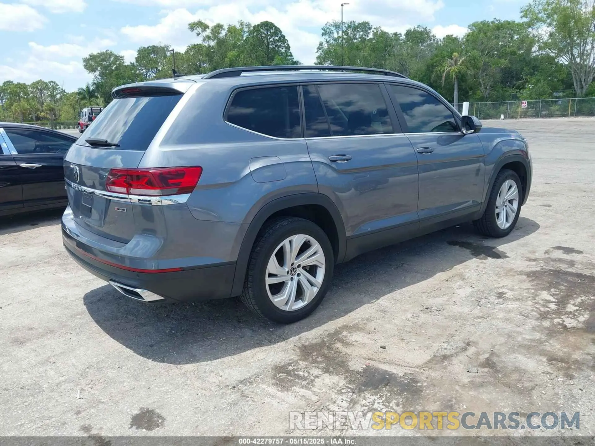 4 Photograph of a damaged car 1V2HR2CA9MC585740 VOLKSWAGEN ATLAS 2021