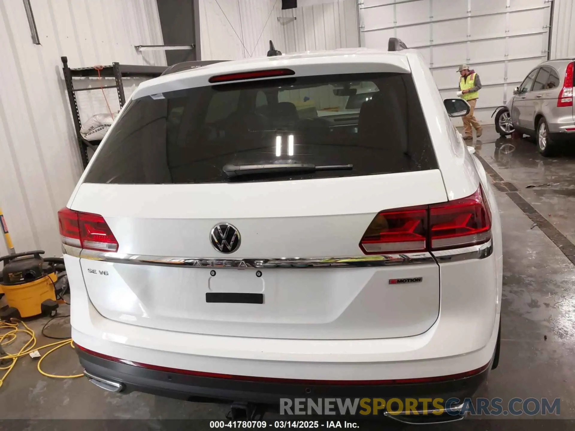 17 Photograph of a damaged car 1V2KR2CA8MC541816 VOLKSWAGEN ATLAS 2021