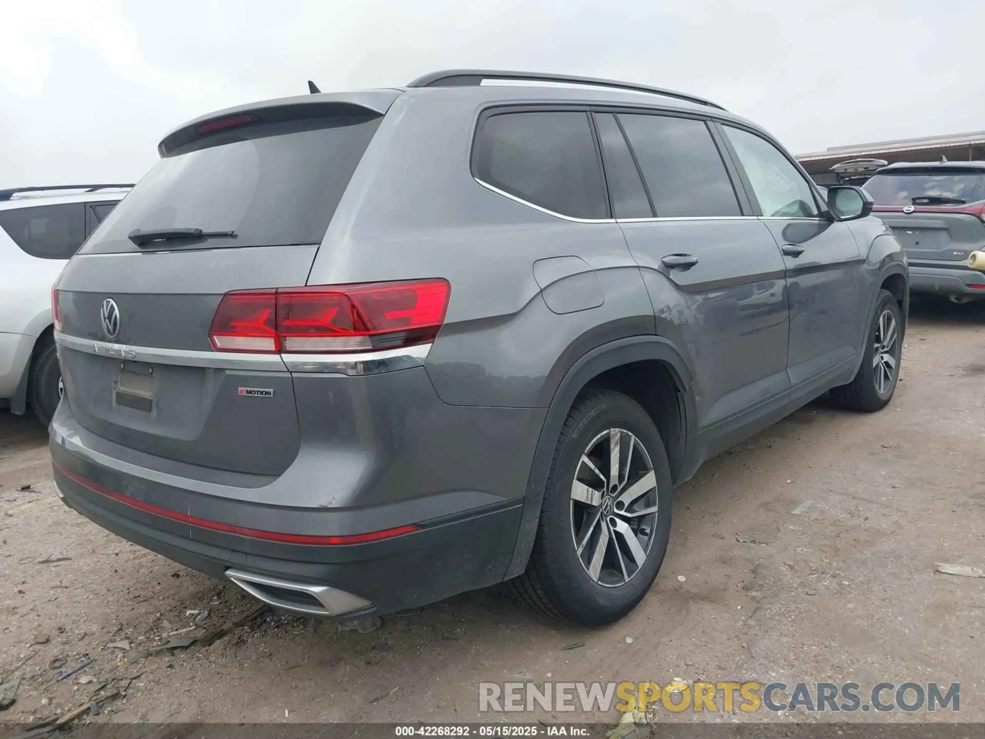 4 Photograph of a damaged car 1V2LP2CA3MC589136 VOLKSWAGEN ATLAS 2021