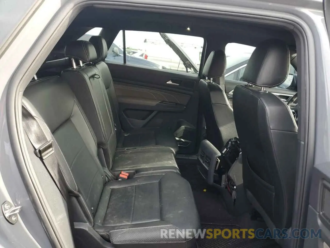 11 Photograph of a damaged car 1V2PE2CAXMC217963 VOLKSWAGEN ATLAS 2021