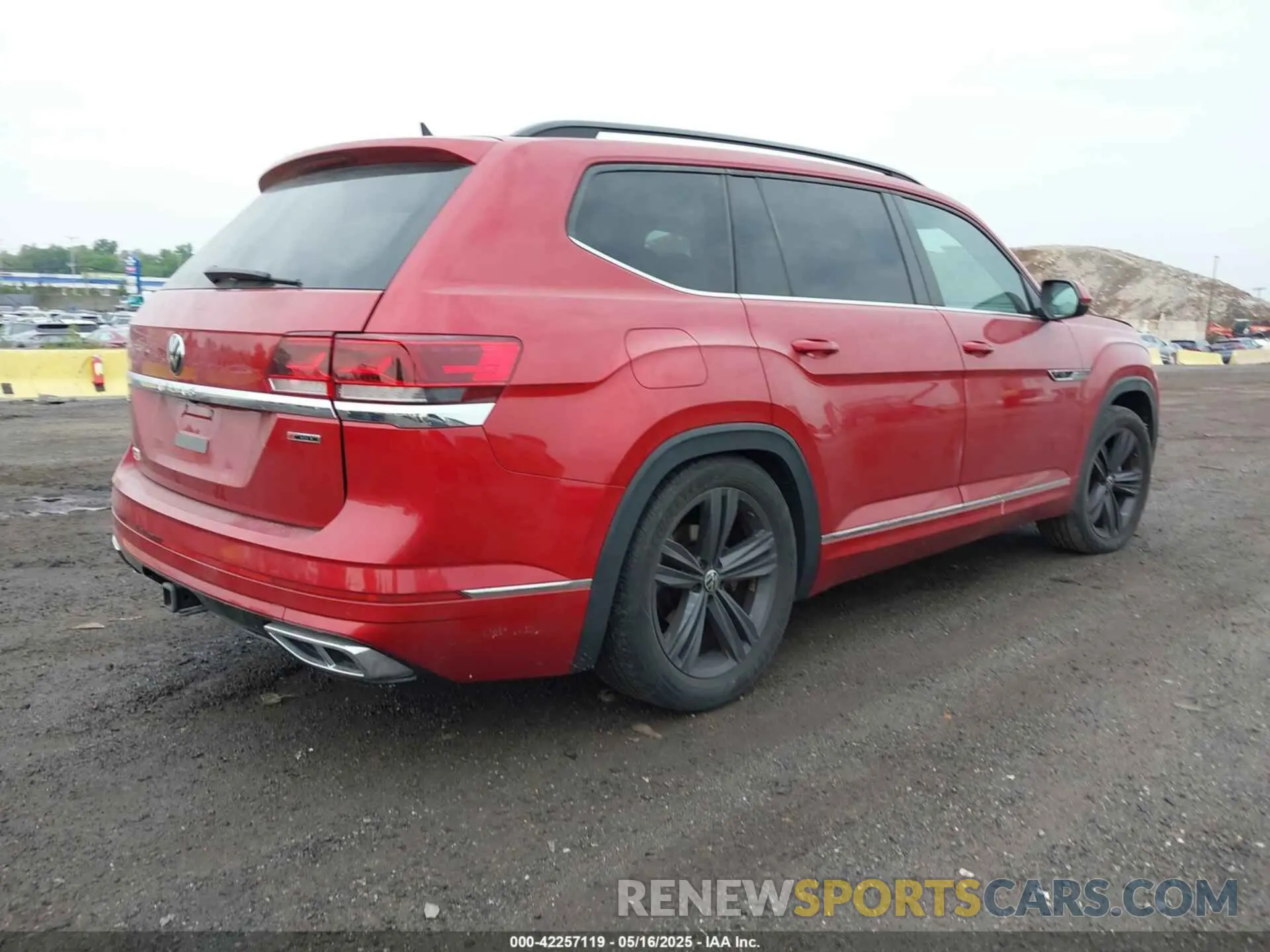 4 Photograph of a damaged car 1V2RR2CA5MC510666 VOLKSWAGEN ATLAS 2021