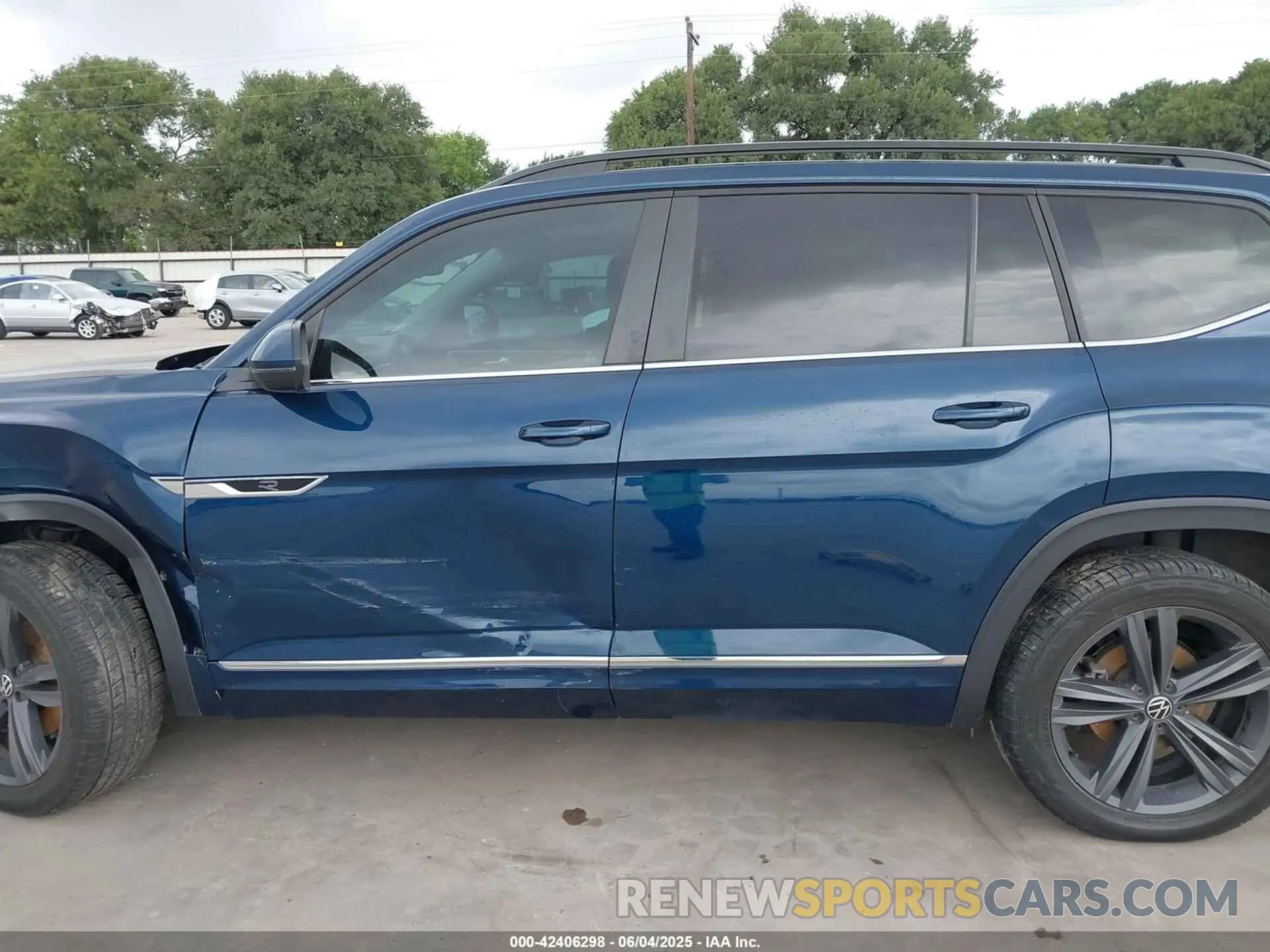 14 Photograph of a damaged car 1V2RR2CAXMC526636 VOLKSWAGEN ATLAS 2021