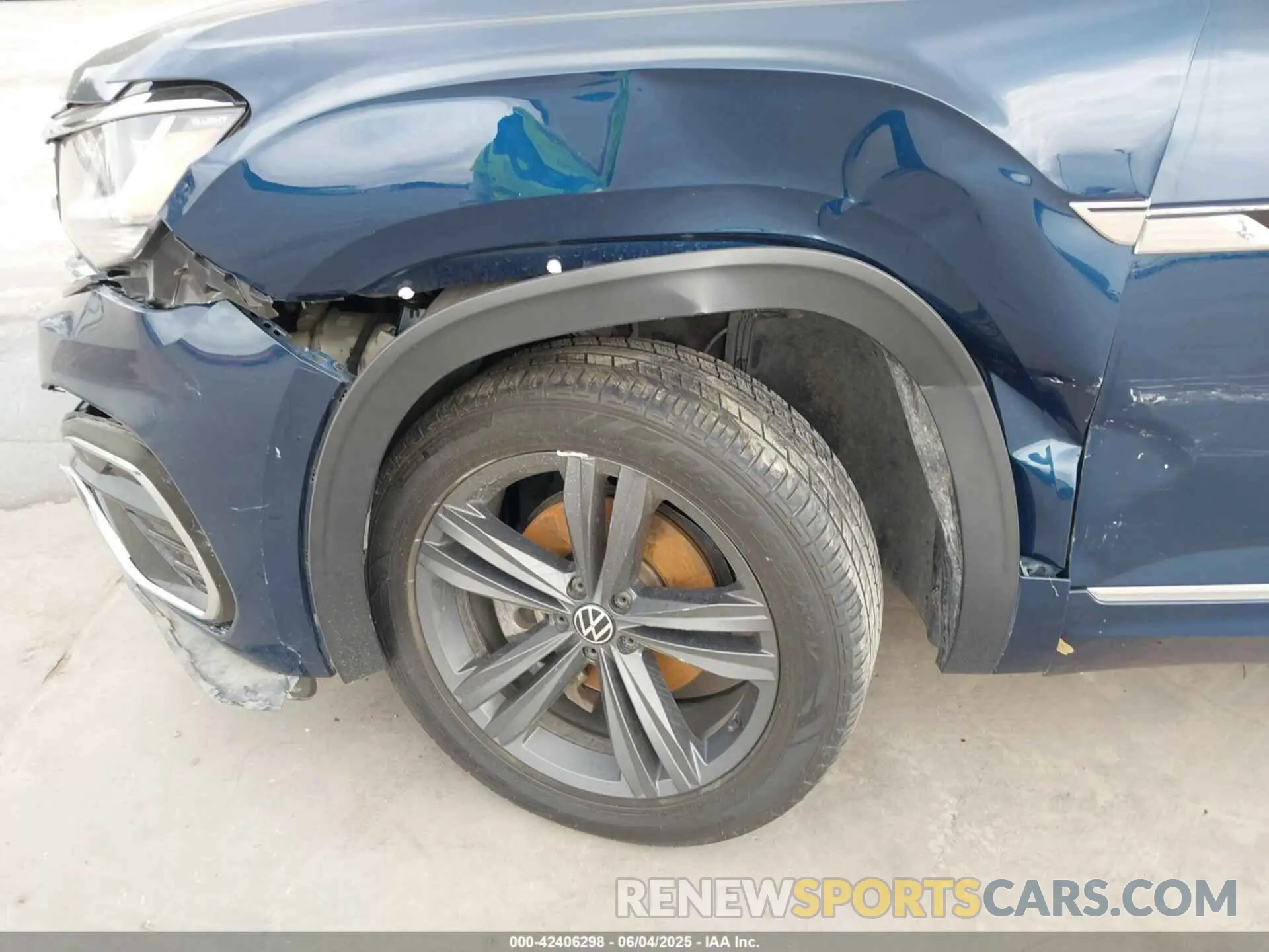 18 Photograph of a damaged car 1V2RR2CAXMC526636 VOLKSWAGEN ATLAS 2021