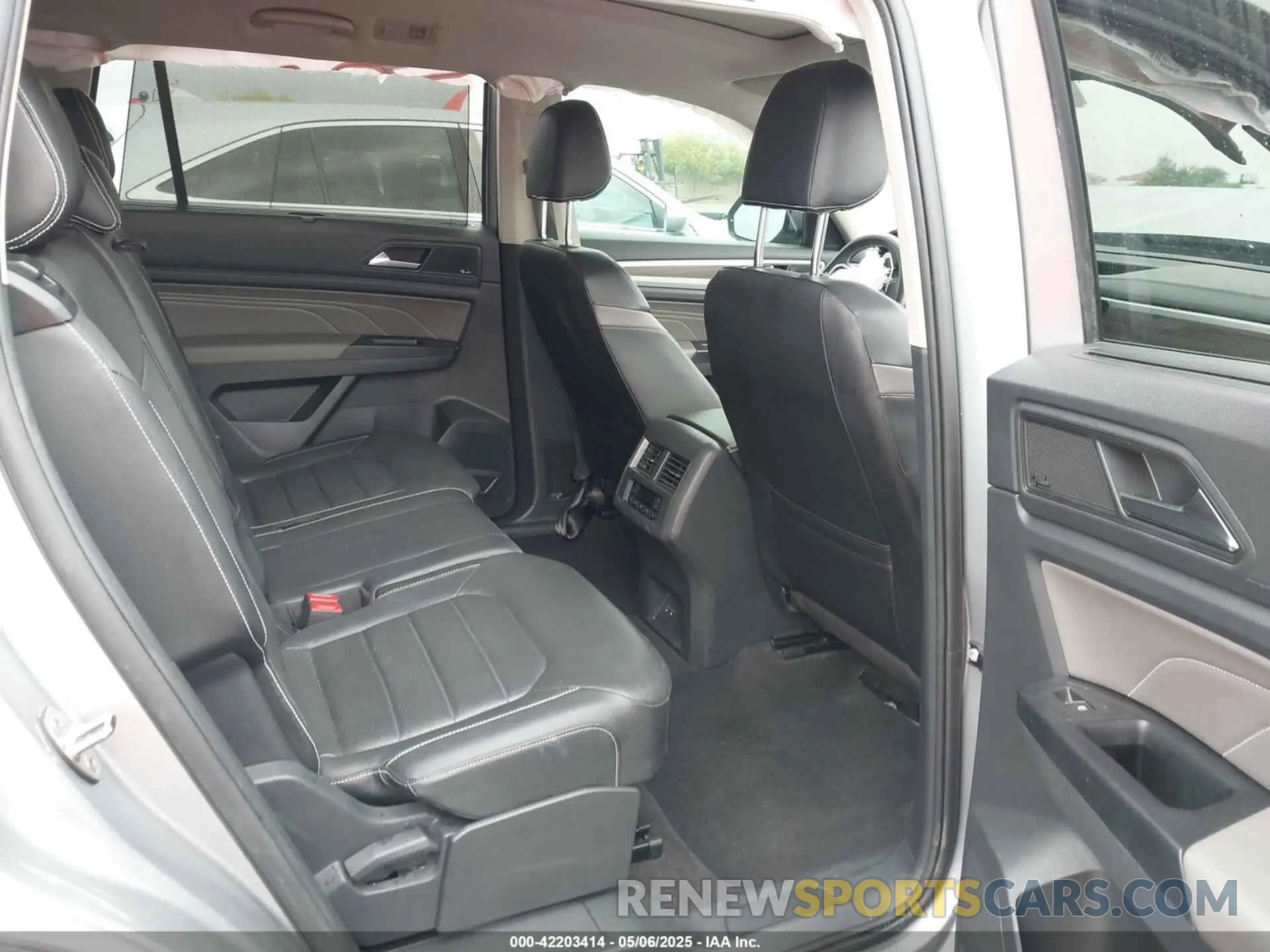 8 Photograph of a damaged car 1V2TR2CA1MC538745 VOLKSWAGEN ATLAS 2021