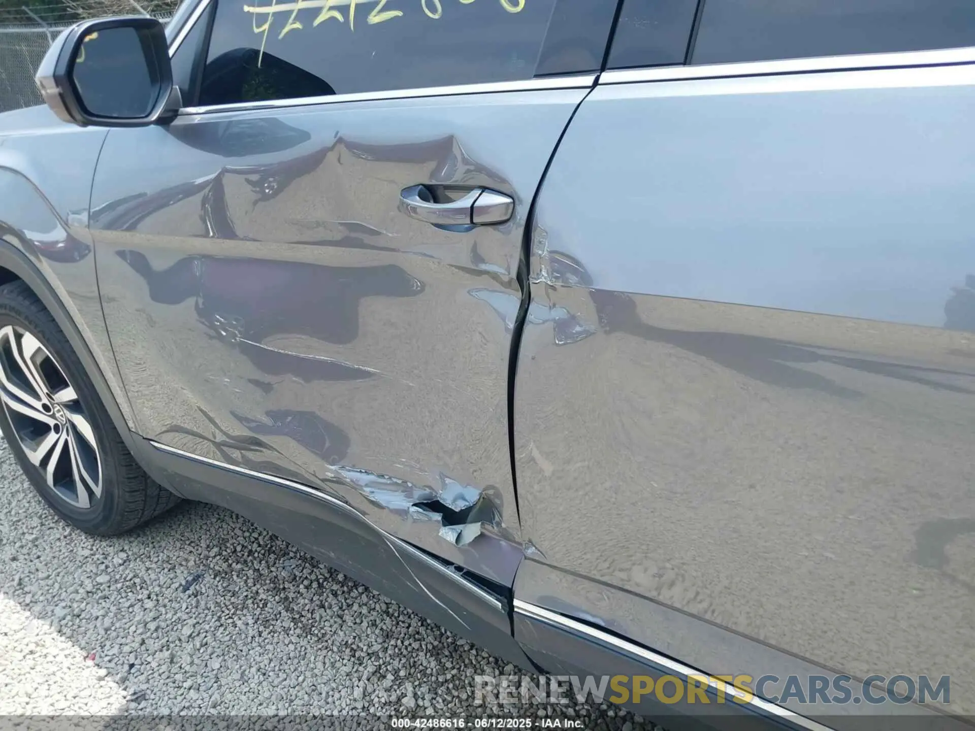 17 Photograph of a damaged car 1V2TR2CA2MC540651 VOLKSWAGEN ATLAS 2021