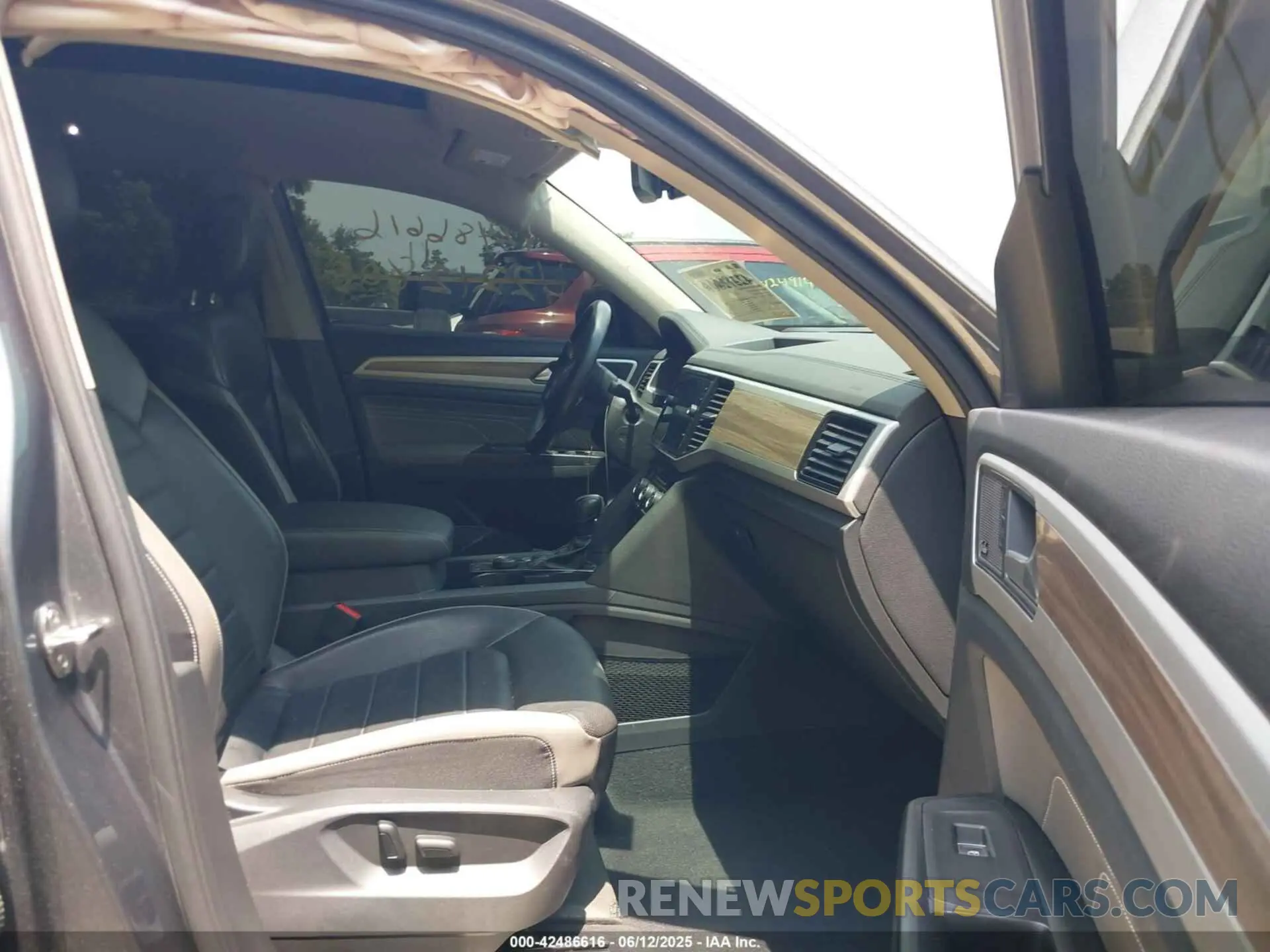 5 Photograph of a damaged car 1V2TR2CA2MC540651 VOLKSWAGEN ATLAS 2021