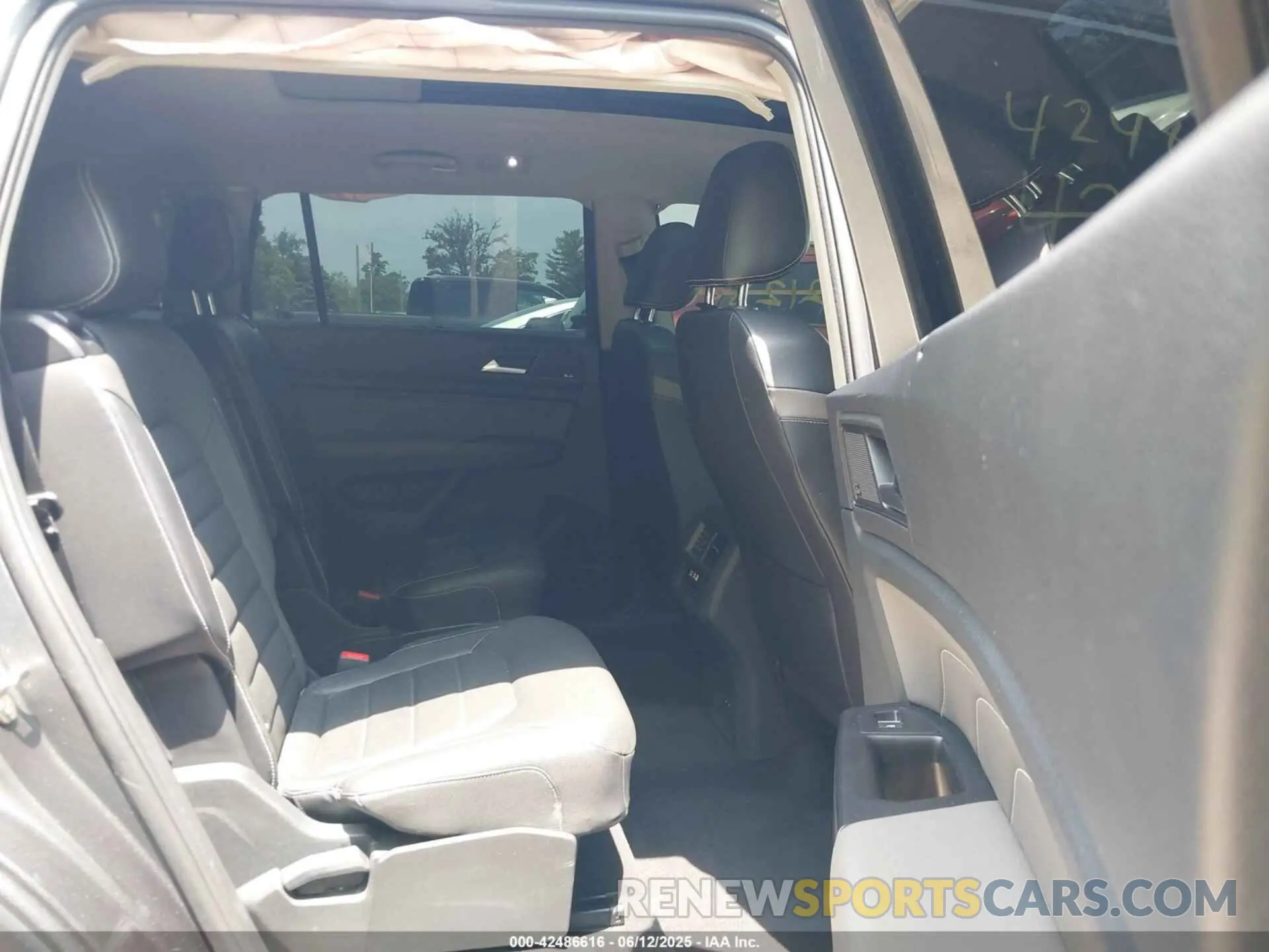8 Photograph of a damaged car 1V2TR2CA2MC540651 VOLKSWAGEN ATLAS 2021