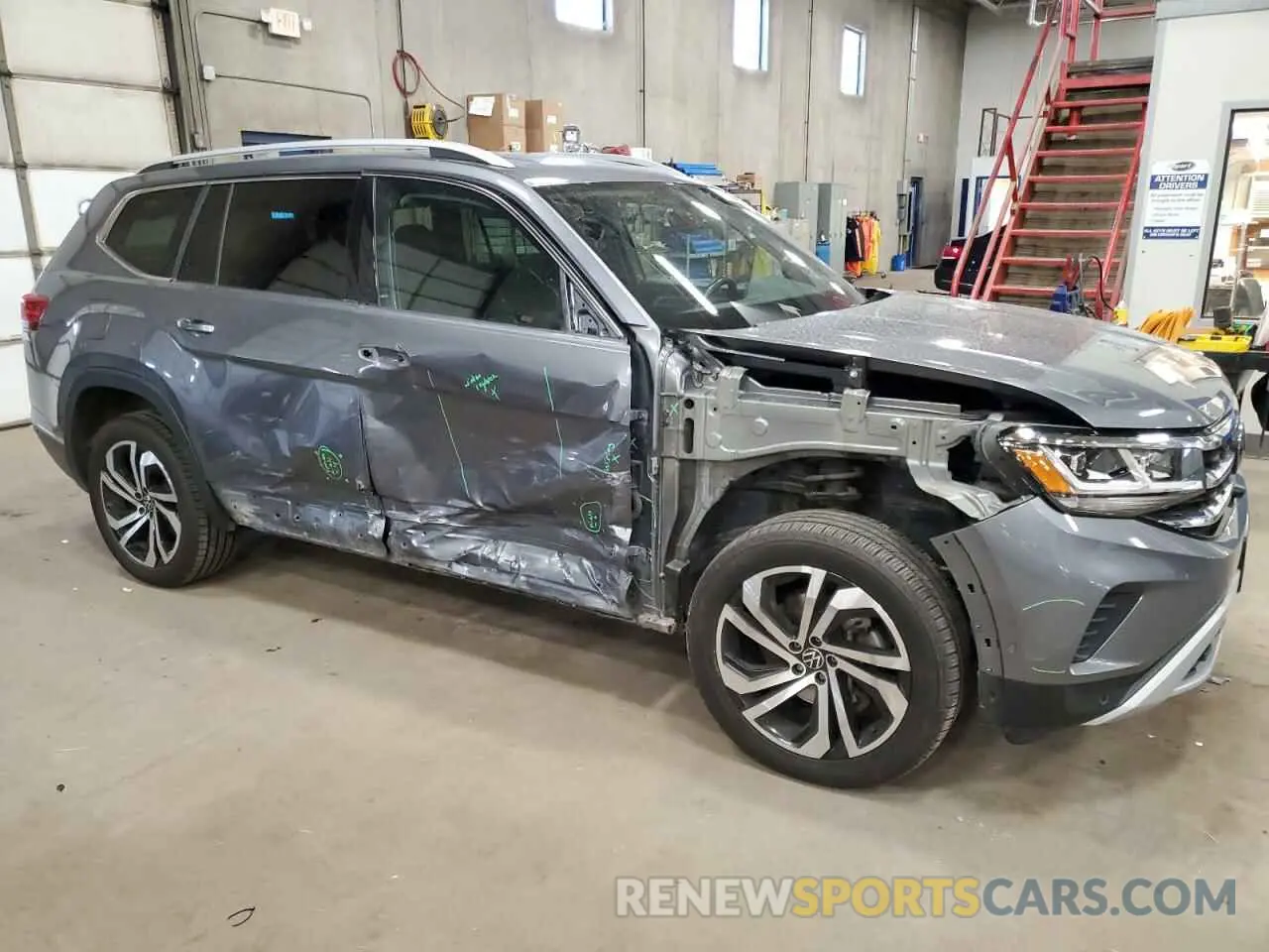 4 Photograph of a damaged car 1V2TR2CA8MC520890 VOLKSWAGEN ATLAS 2021
