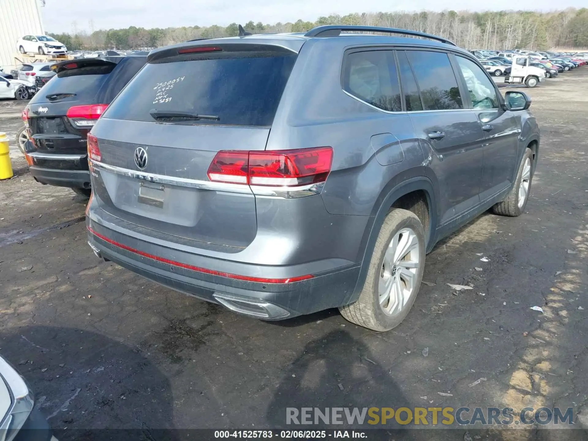 4 Photograph of a damaged car 1V2WR2CA0MC585259 VOLKSWAGEN ATLAS 2021