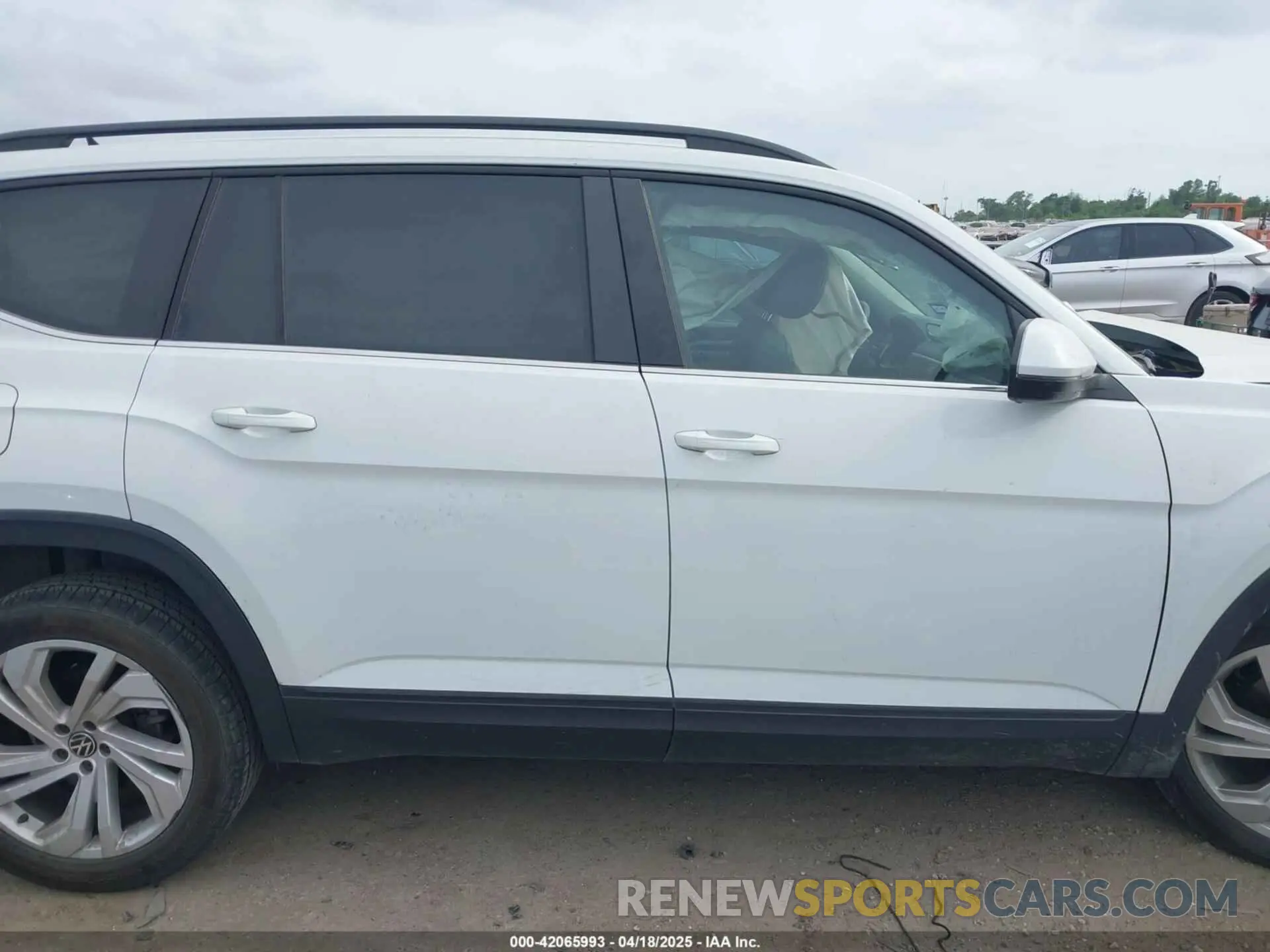 13 Photograph of a damaged car 1V2WR2CA3MC570349 VOLKSWAGEN ATLAS 2021