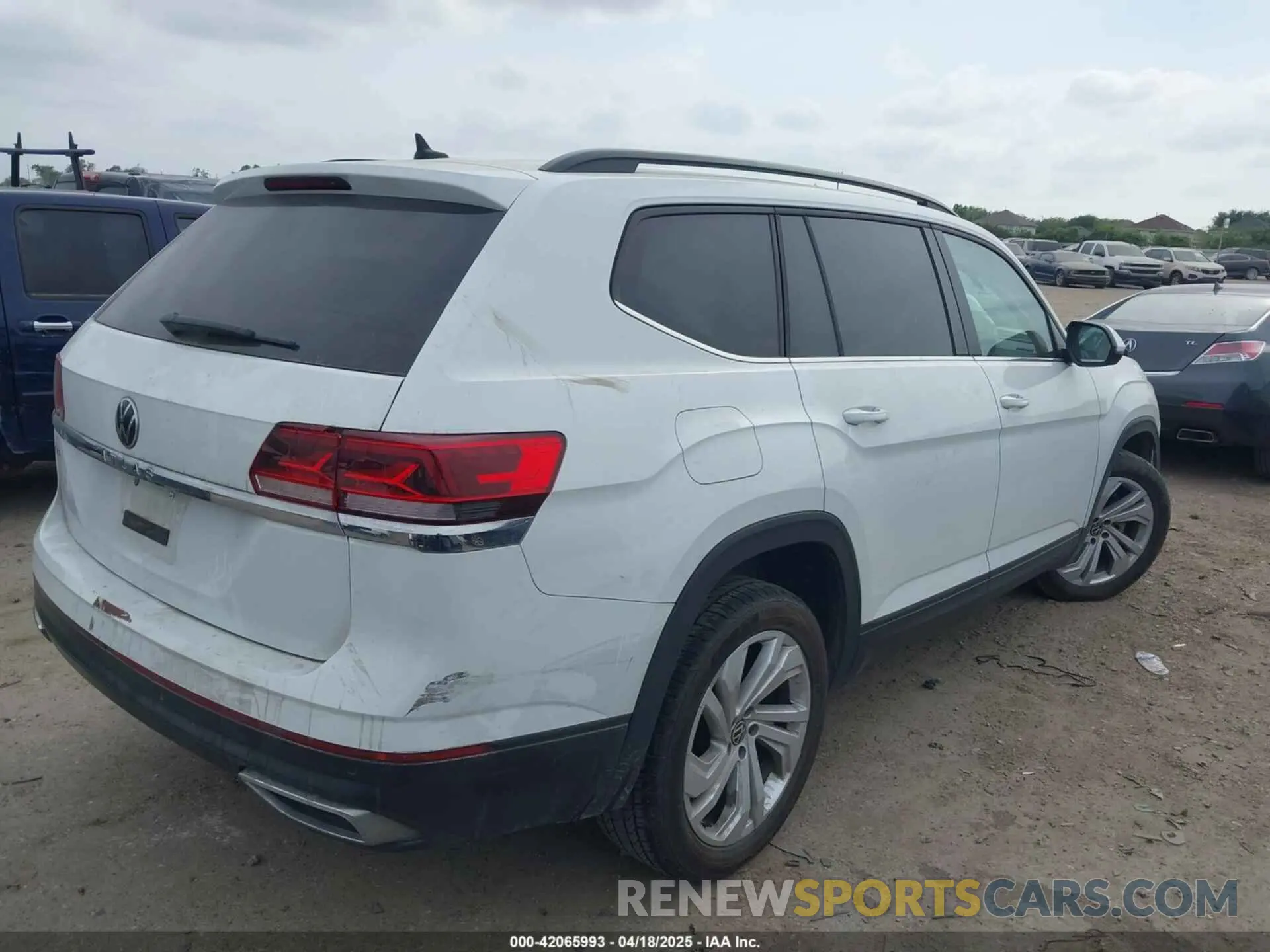 4 Photograph of a damaged car 1V2WR2CA3MC570349 VOLKSWAGEN ATLAS 2021