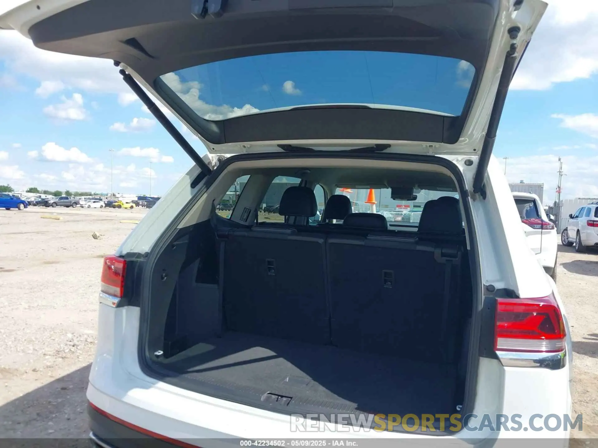 18 Photograph of a damaged car 1V2WR2CA9MC585700 VOLKSWAGEN ATLAS 2021