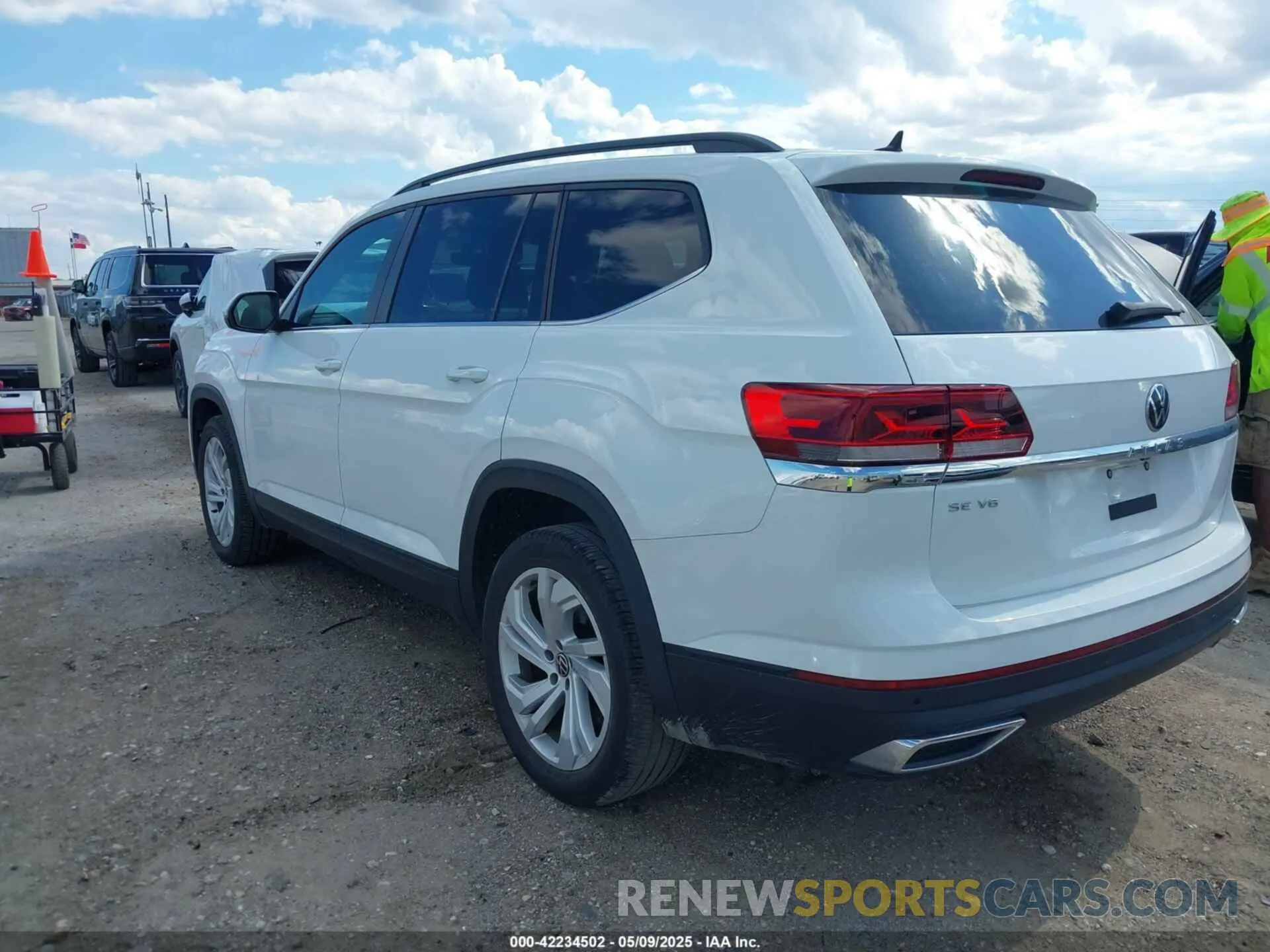 3 Photograph of a damaged car 1V2WR2CA9MC585700 VOLKSWAGEN ATLAS 2021
