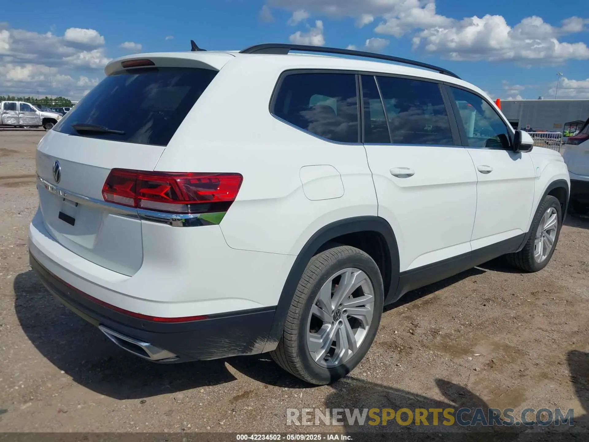 4 Photograph of a damaged car 1V2WR2CA9MC585700 VOLKSWAGEN ATLAS 2021