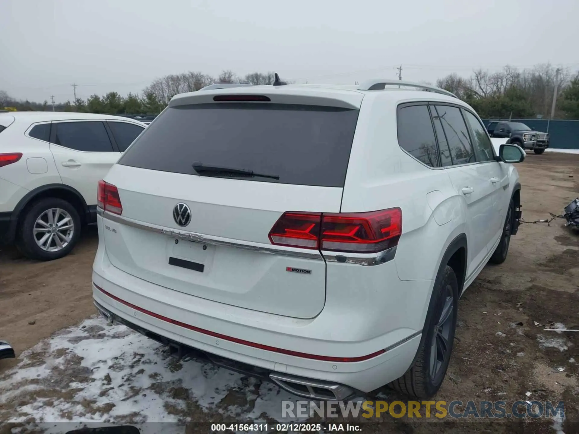 4 Photograph of a damaged car 1V2AR2CA0NC507334 VOLKSWAGEN ATLAS 2022
