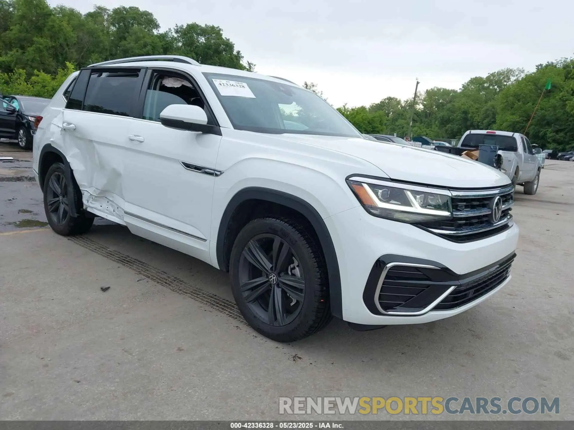 1 Photograph of a damaged car 1V2AR2CA2NC521381 VOLKSWAGEN ATLAS 2022