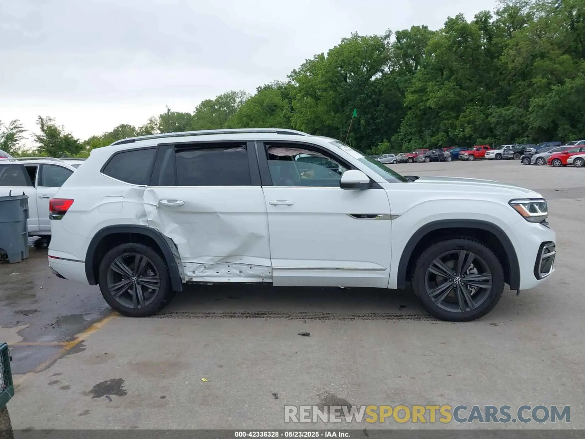 14 Photograph of a damaged car 1V2AR2CA2NC521381 VOLKSWAGEN ATLAS 2022