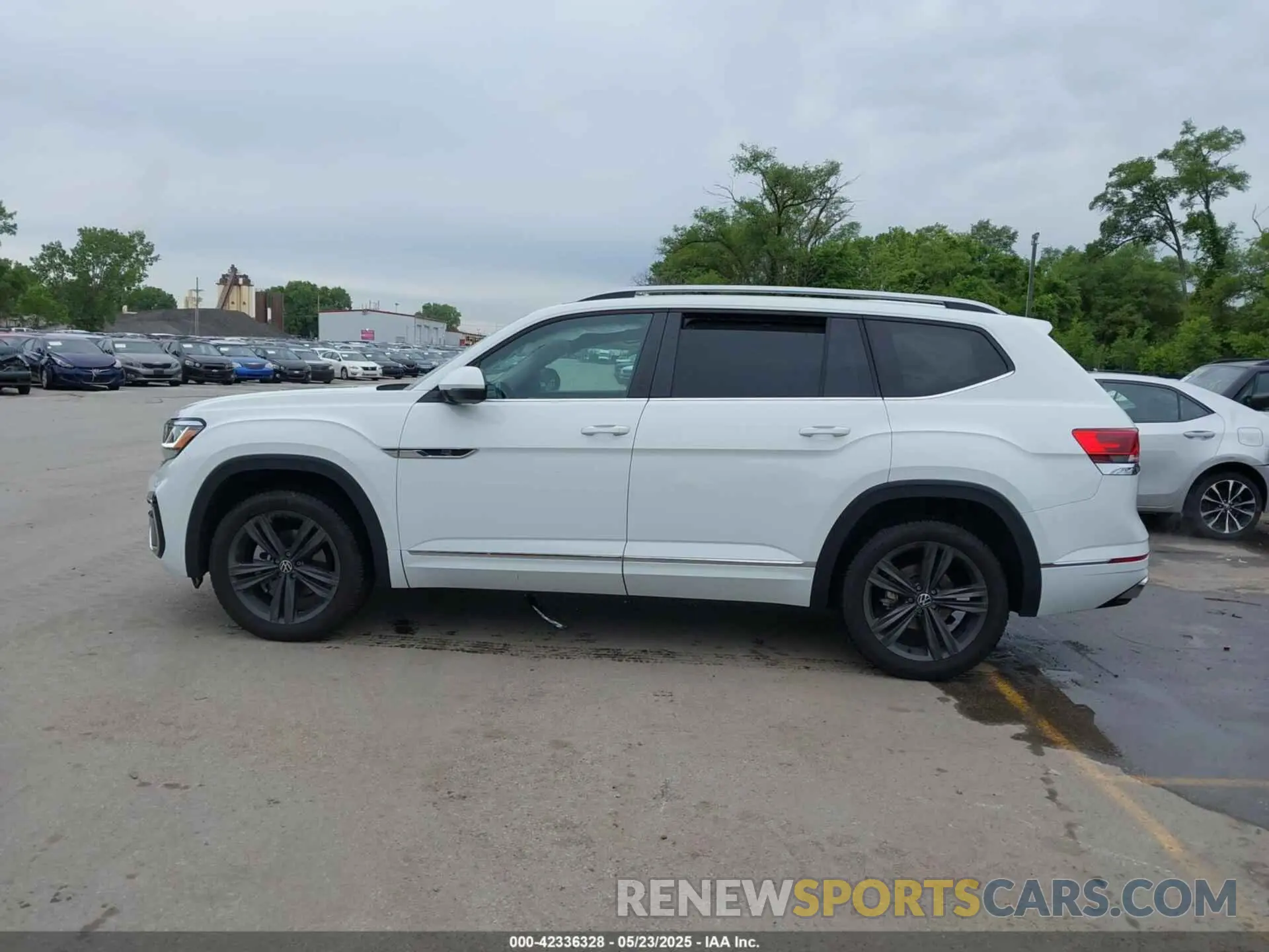 15 Photograph of a damaged car 1V2AR2CA2NC521381 VOLKSWAGEN ATLAS 2022