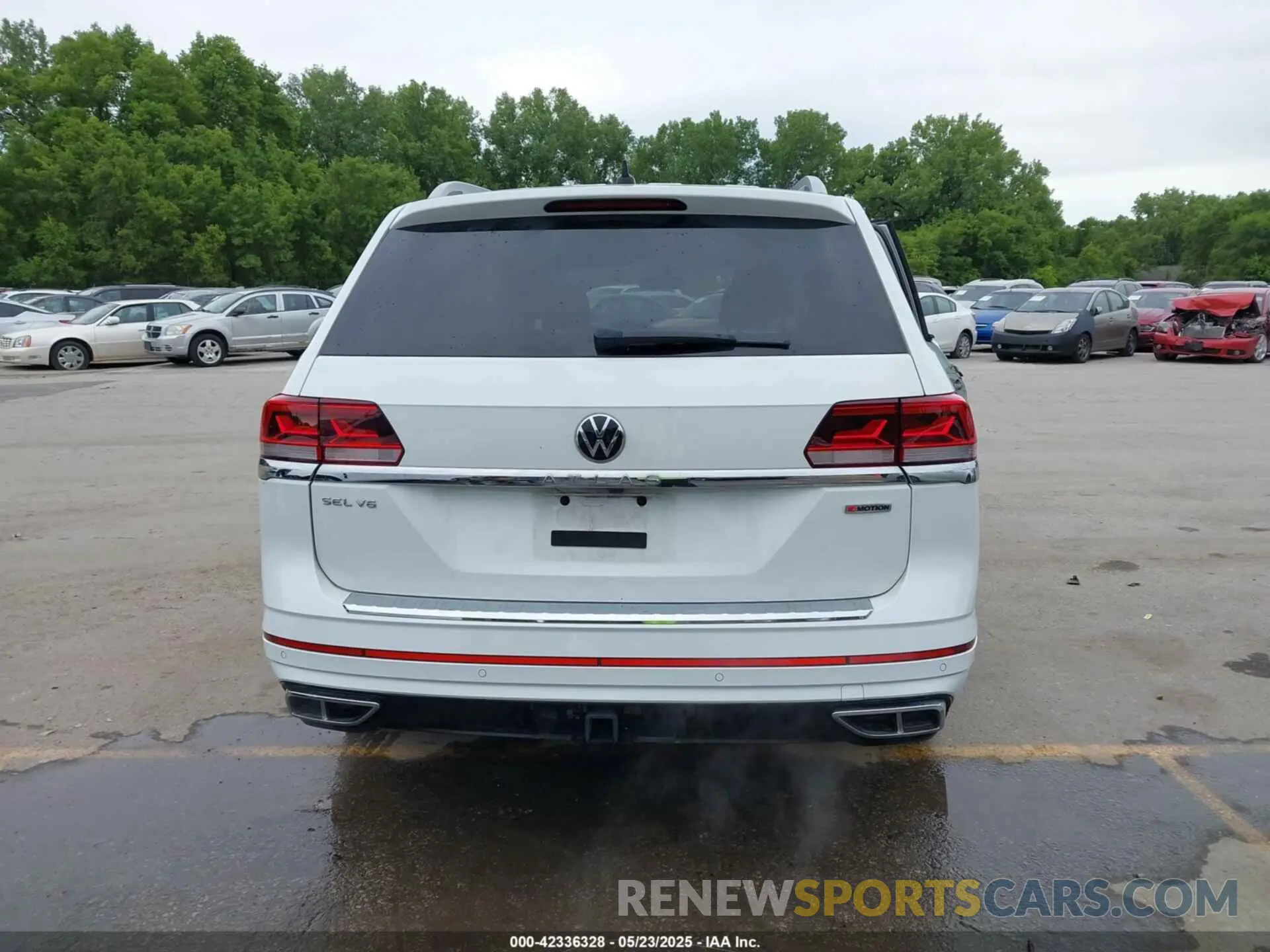 17 Photograph of a damaged car 1V2AR2CA2NC521381 VOLKSWAGEN ATLAS 2022
