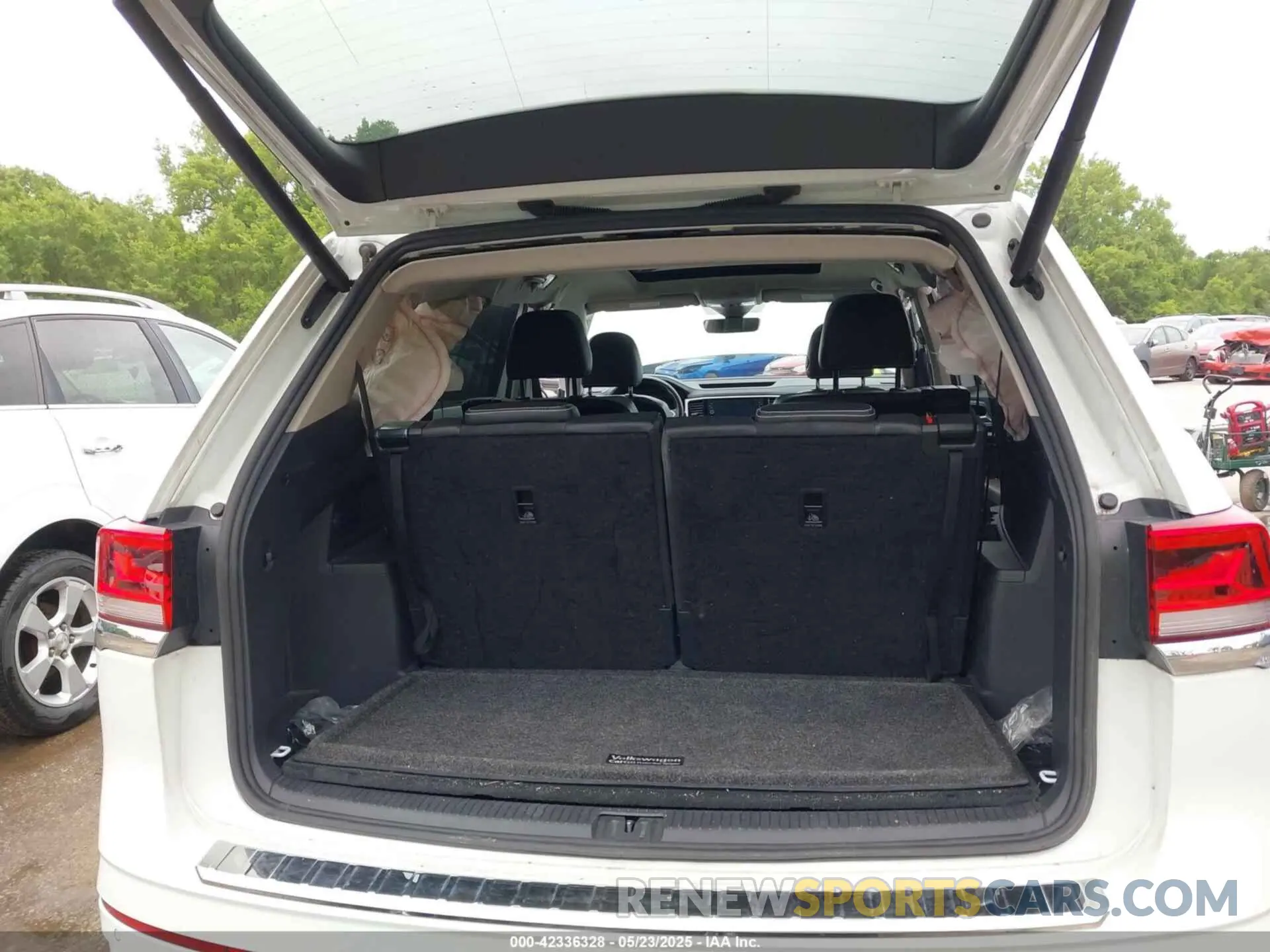 18 Photograph of a damaged car 1V2AR2CA2NC521381 VOLKSWAGEN ATLAS 2022