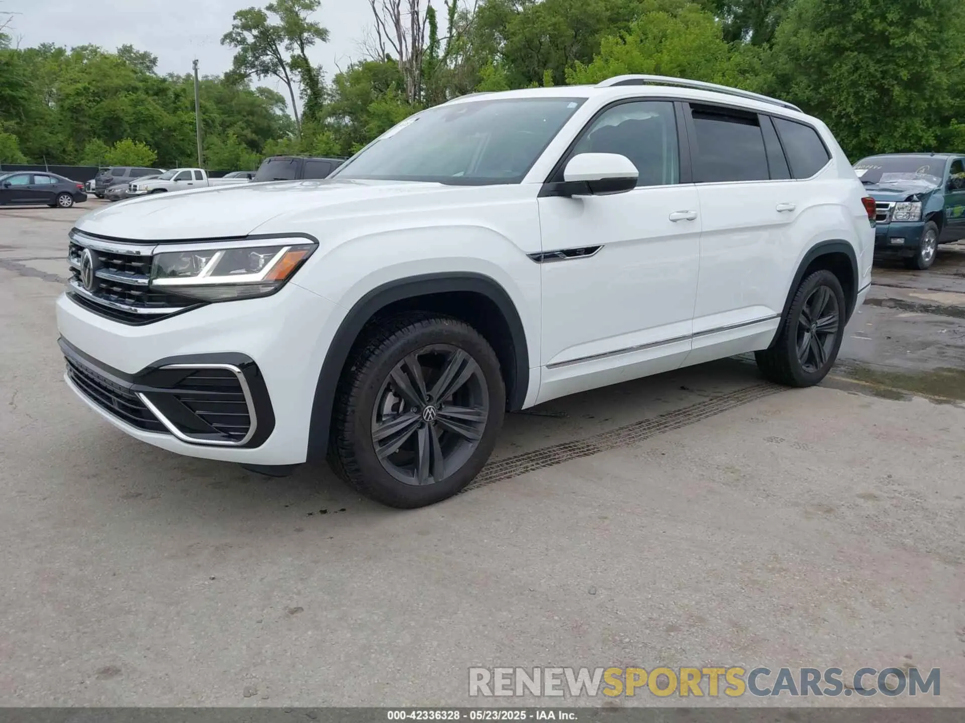 2 Photograph of a damaged car 1V2AR2CA2NC521381 VOLKSWAGEN ATLAS 2022
