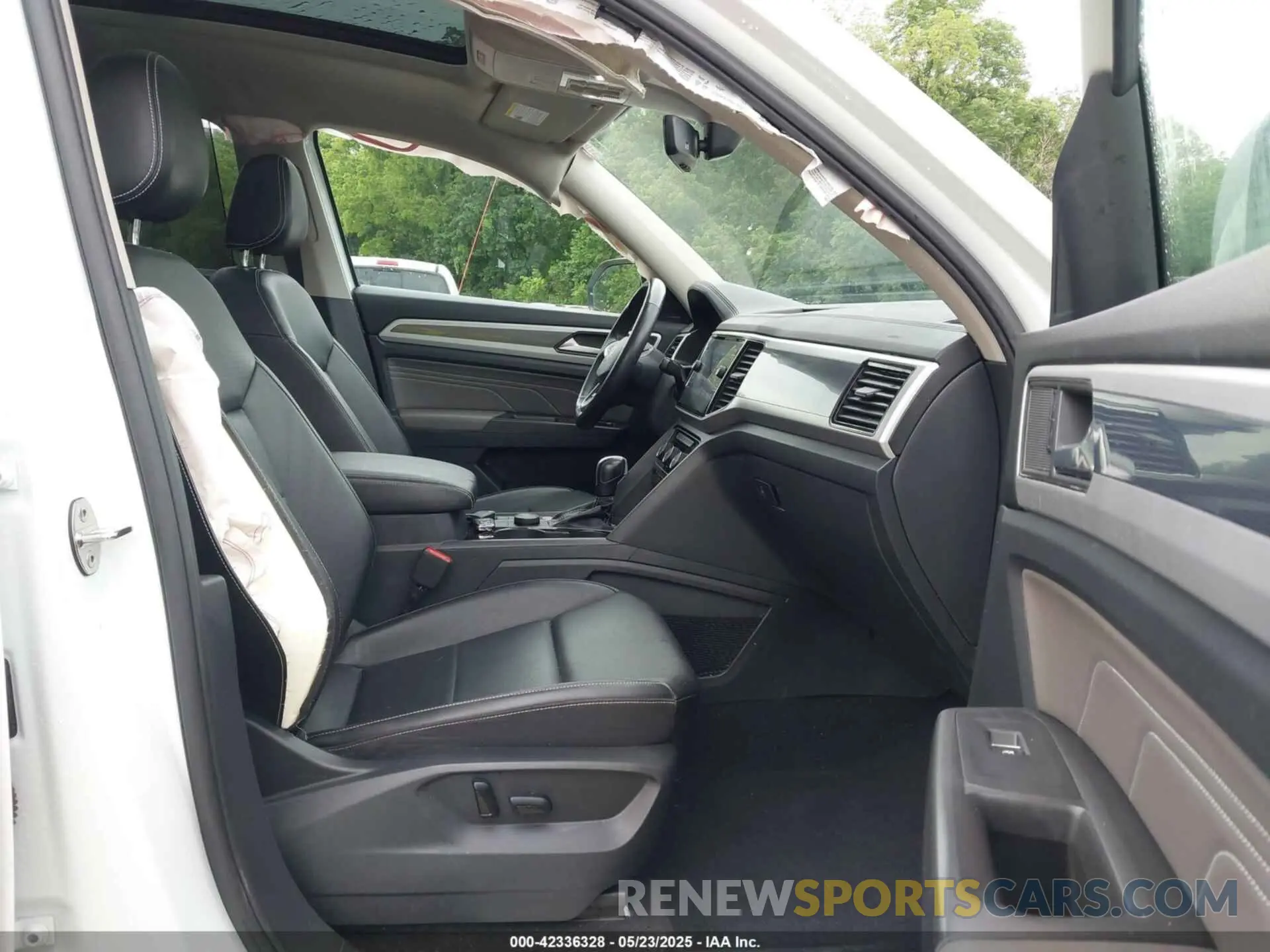 5 Photograph of a damaged car 1V2AR2CA2NC521381 VOLKSWAGEN ATLAS 2022