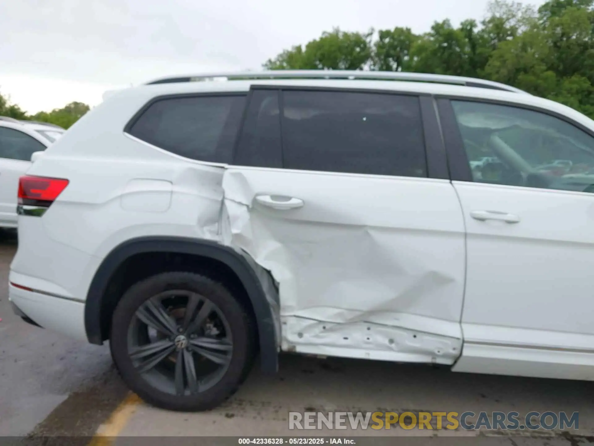 6 Photograph of a damaged car 1V2AR2CA2NC521381 VOLKSWAGEN ATLAS 2022