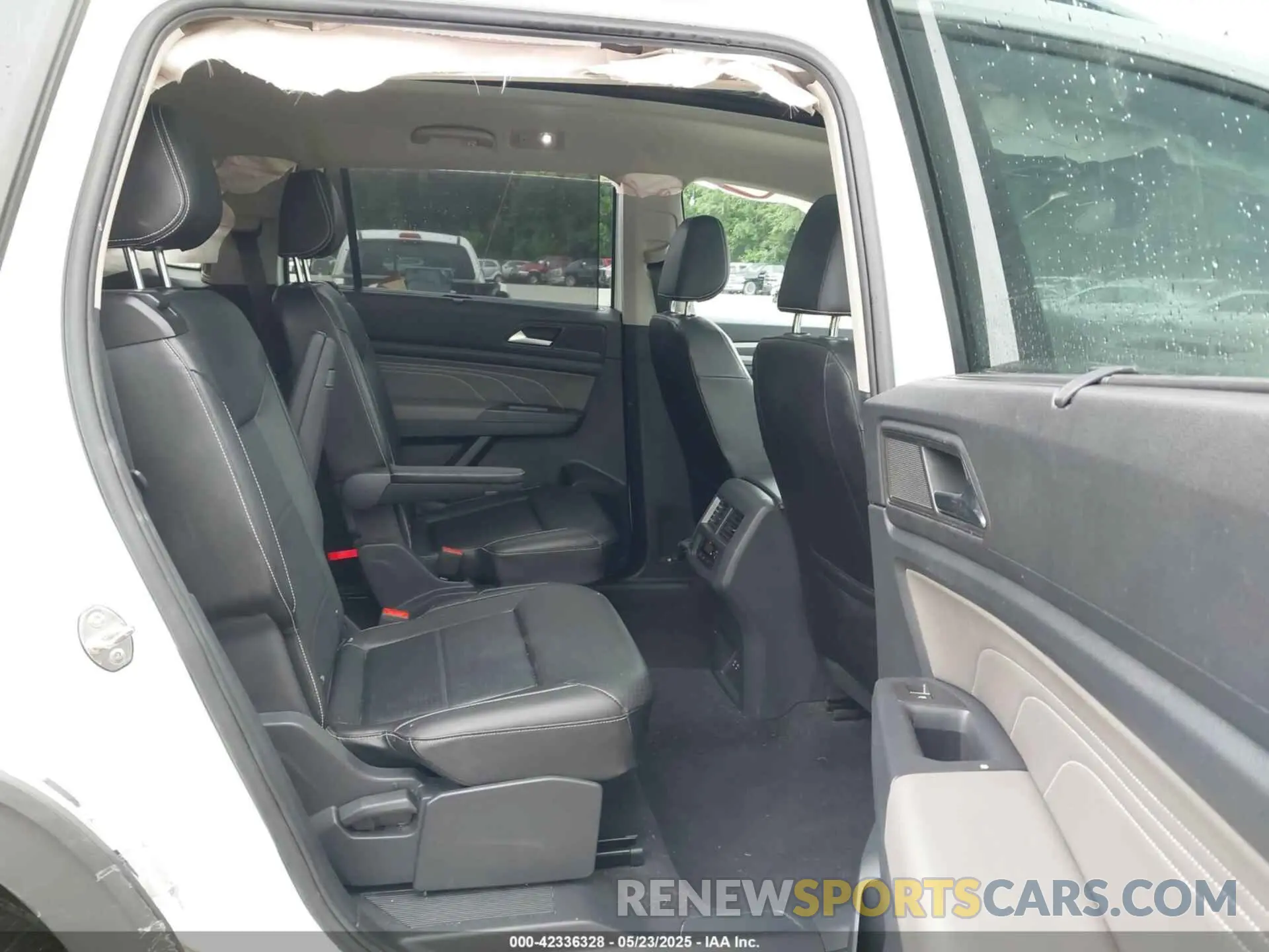 8 Photograph of a damaged car 1V2AR2CA2NC521381 VOLKSWAGEN ATLAS 2022