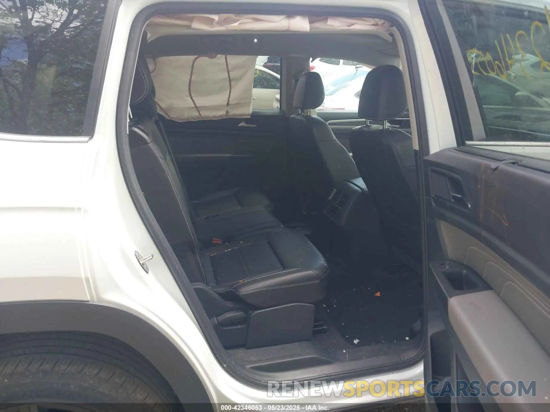 8 Photograph of a damaged car 1V2AR2CA2NC547804 VOLKSWAGEN ATLAS 2022