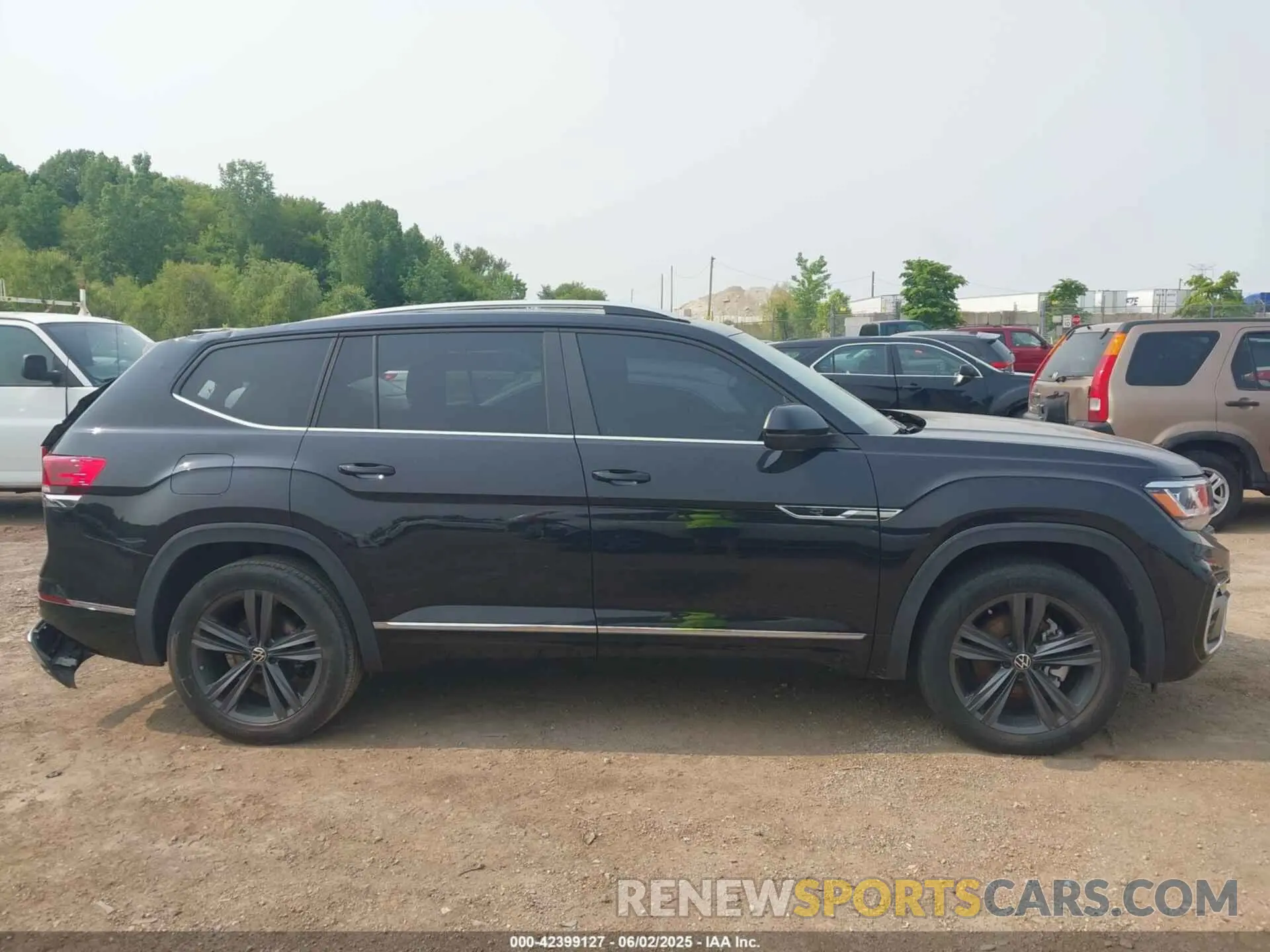 13 Photograph of a damaged car 1V2AR2CA8NC520817 VOLKSWAGEN ATLAS 2022