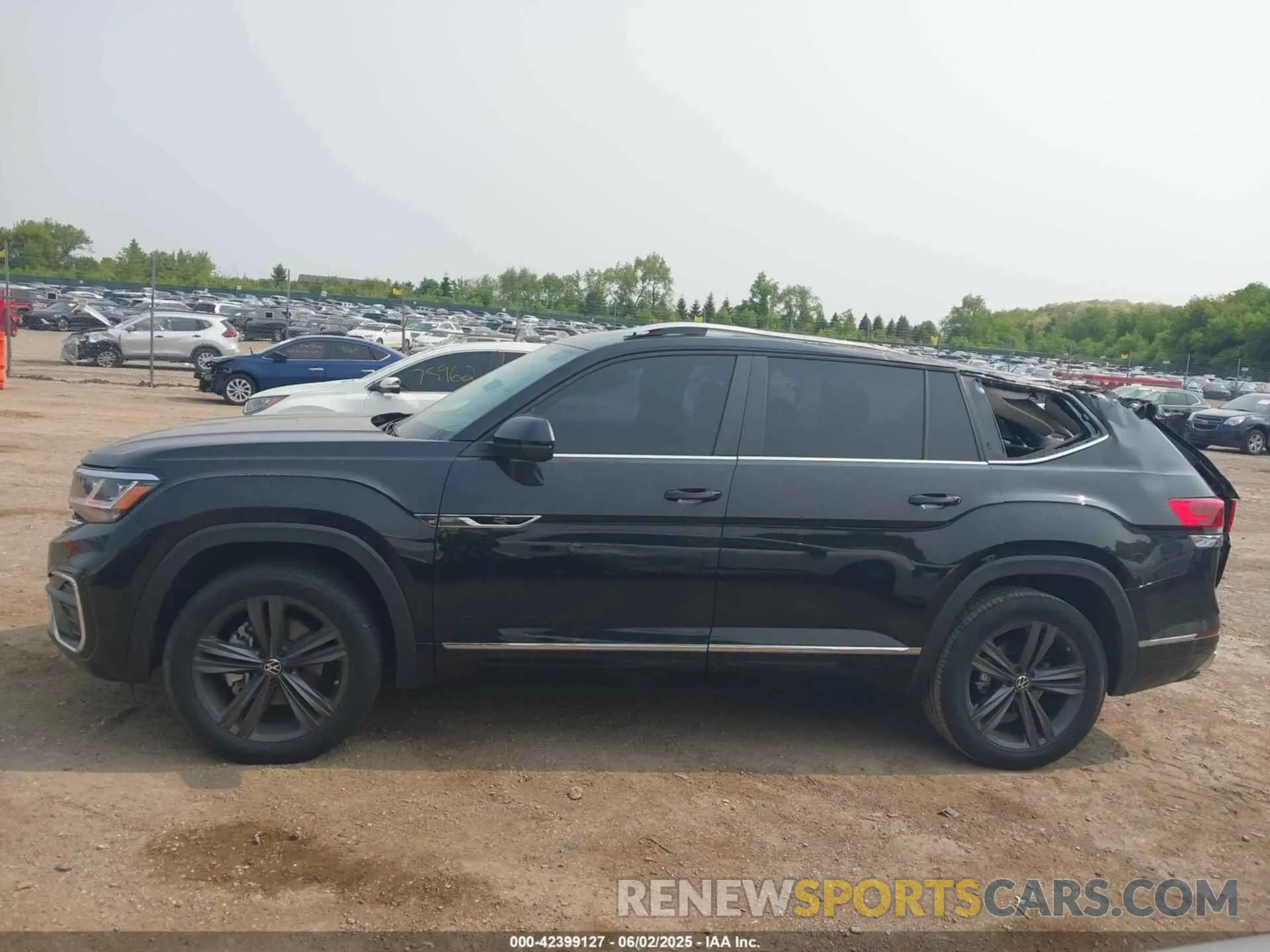 14 Photograph of a damaged car 1V2AR2CA8NC520817 VOLKSWAGEN ATLAS 2022
