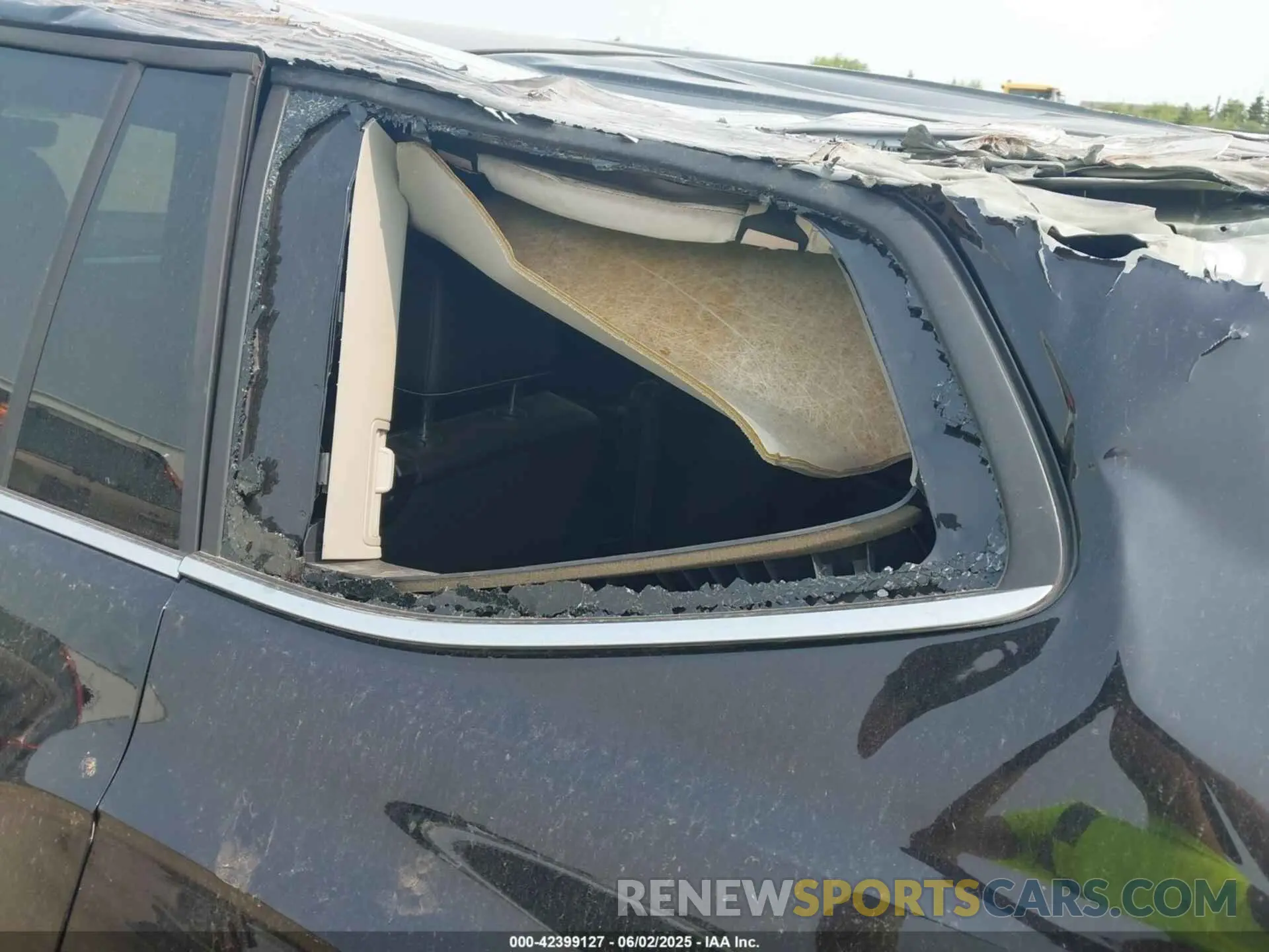 17 Photograph of a damaged car 1V2AR2CA8NC520817 VOLKSWAGEN ATLAS 2022