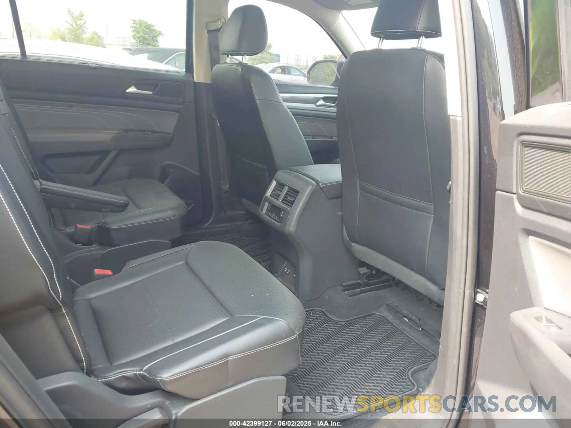 8 Photograph of a damaged car 1V2AR2CA8NC520817 VOLKSWAGEN ATLAS 2022