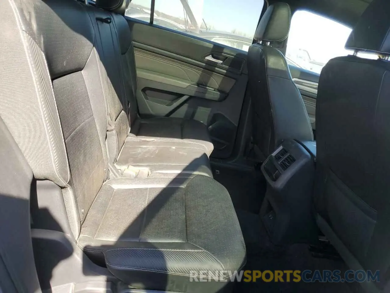 11 Photograph of a damaged car 1V2BC2CA9NC207880 VOLKSWAGEN ATLAS 2022