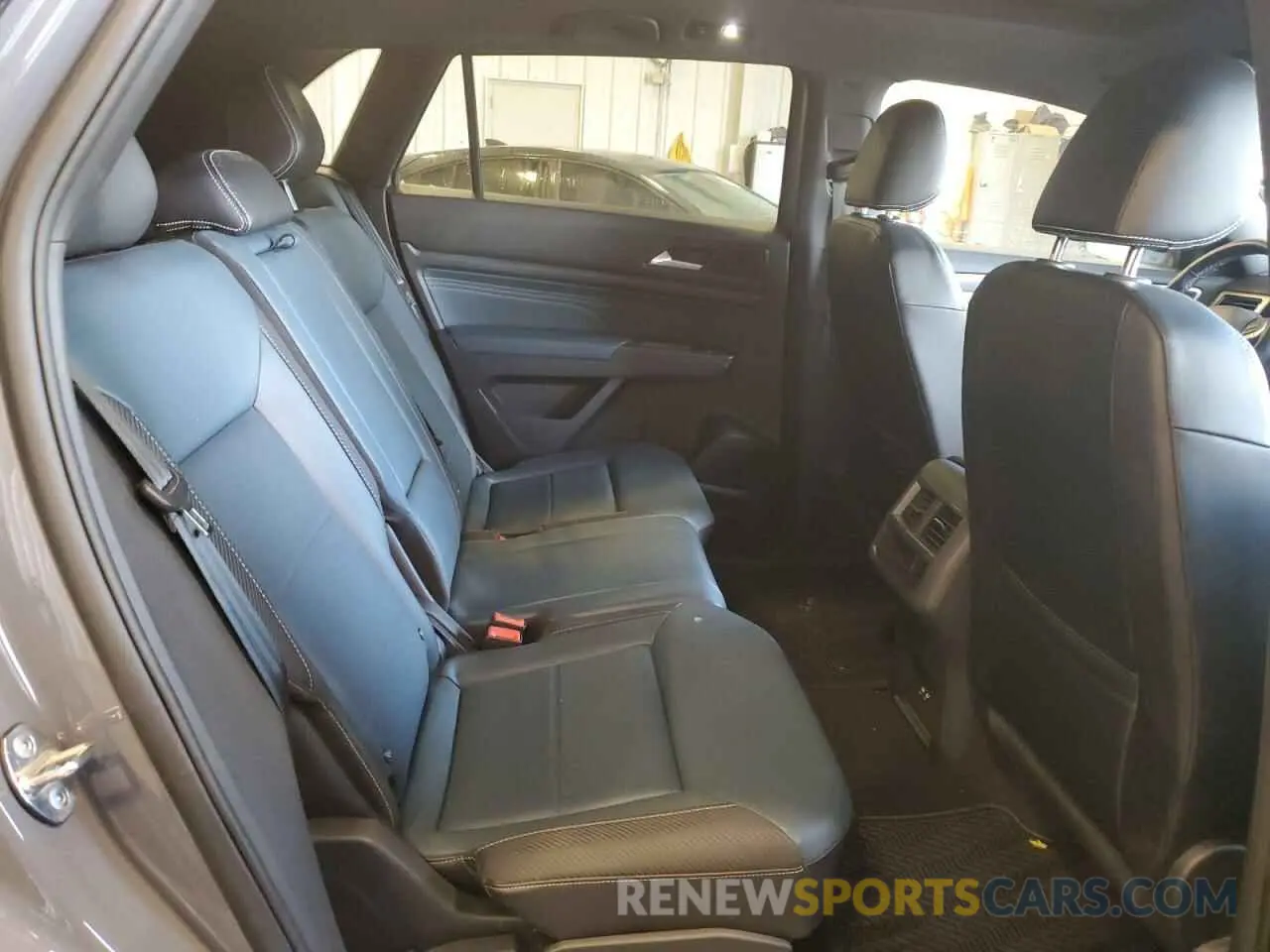11 Photograph of a damaged car 1V2BE2CA5NC207126 VOLKSWAGEN ATLAS 2022