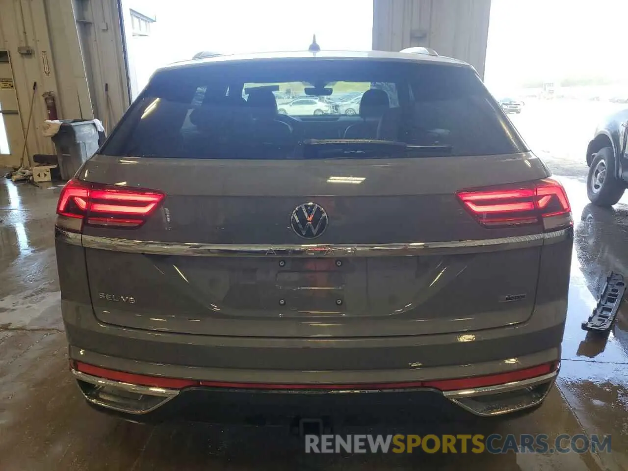 6 Photograph of a damaged car 1V2BE2CA5NC207126 VOLKSWAGEN ATLAS 2022
