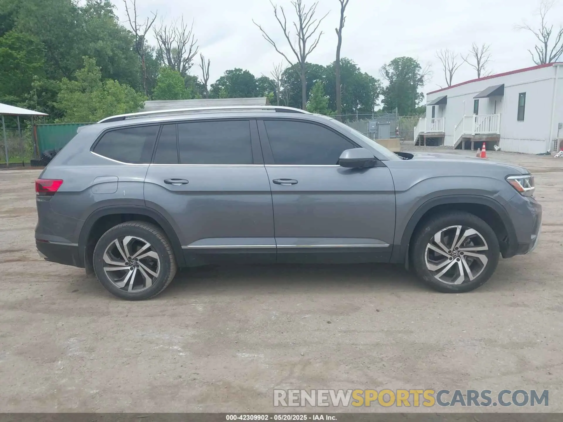 13 Photograph of a damaged car 1V2BP2CA2NC504428 VOLKSWAGEN ATLAS 2022