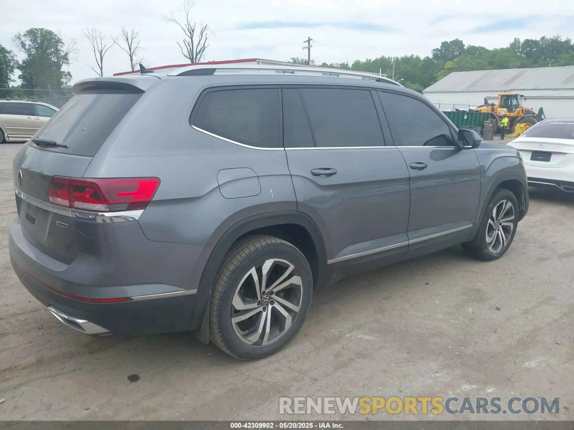 4 Photograph of a damaged car 1V2BP2CA2NC504428 VOLKSWAGEN ATLAS 2022