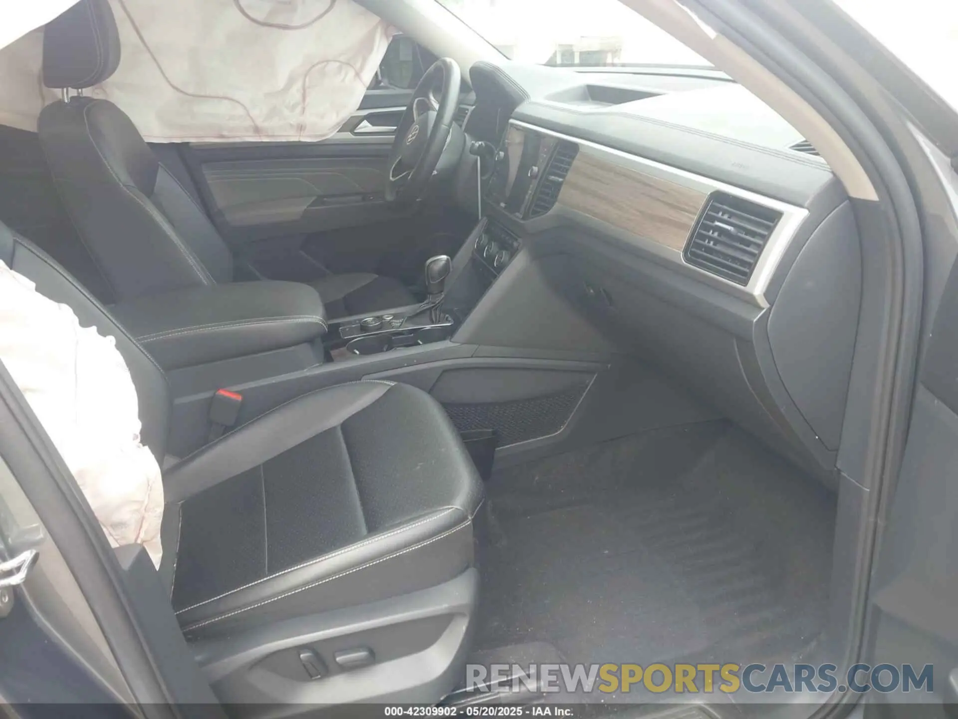 5 Photograph of a damaged car 1V2BP2CA2NC504428 VOLKSWAGEN ATLAS 2022