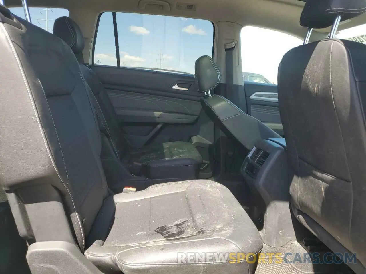 11 Photograph of a damaged car 1V2BP2CA6NC563112 VOLKSWAGEN ATLAS 2022