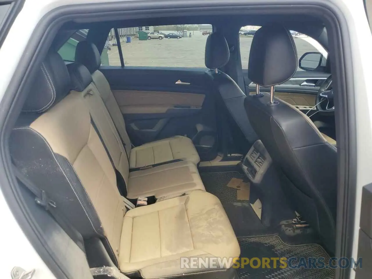 11 Photograph of a damaged car 1V2DC2CA1NC200298 VOLKSWAGEN ATLAS 2022