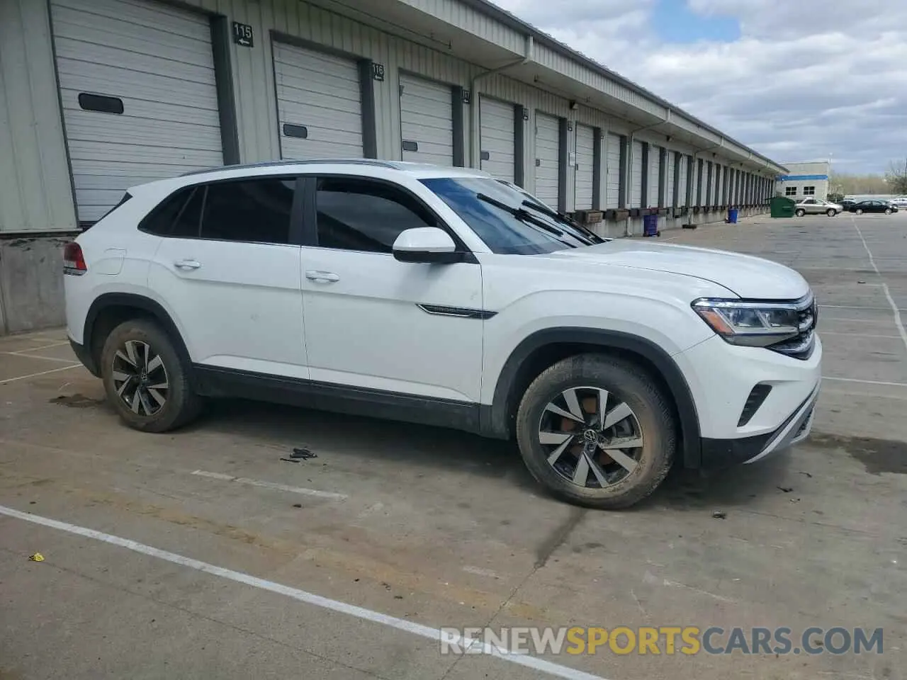 4 Photograph of a damaged car 1V2DC2CA1NC200298 VOLKSWAGEN ATLAS 2022