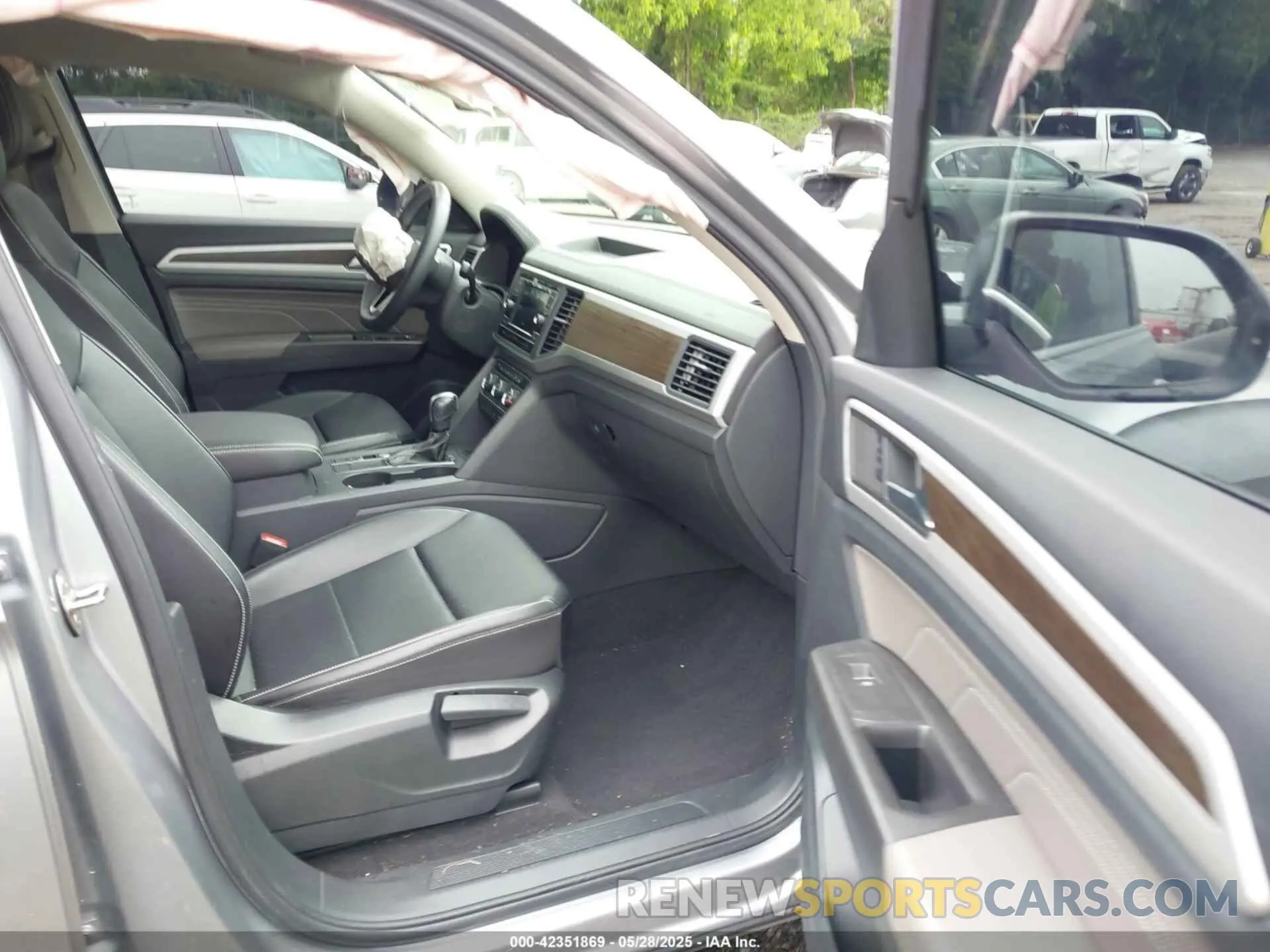 5 Photograph of a damaged car 1V2DP2CA2NC531329 VOLKSWAGEN ATLAS 2022