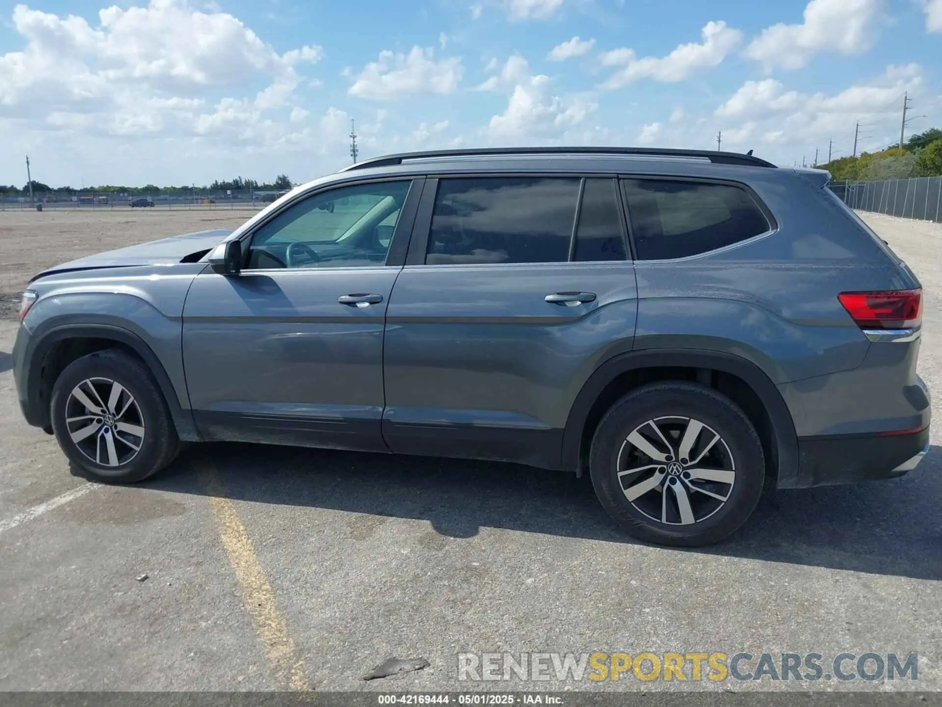 14 Photograph of a damaged car 1V2DP2CA9NC542764 VOLKSWAGEN ATLAS 2022
