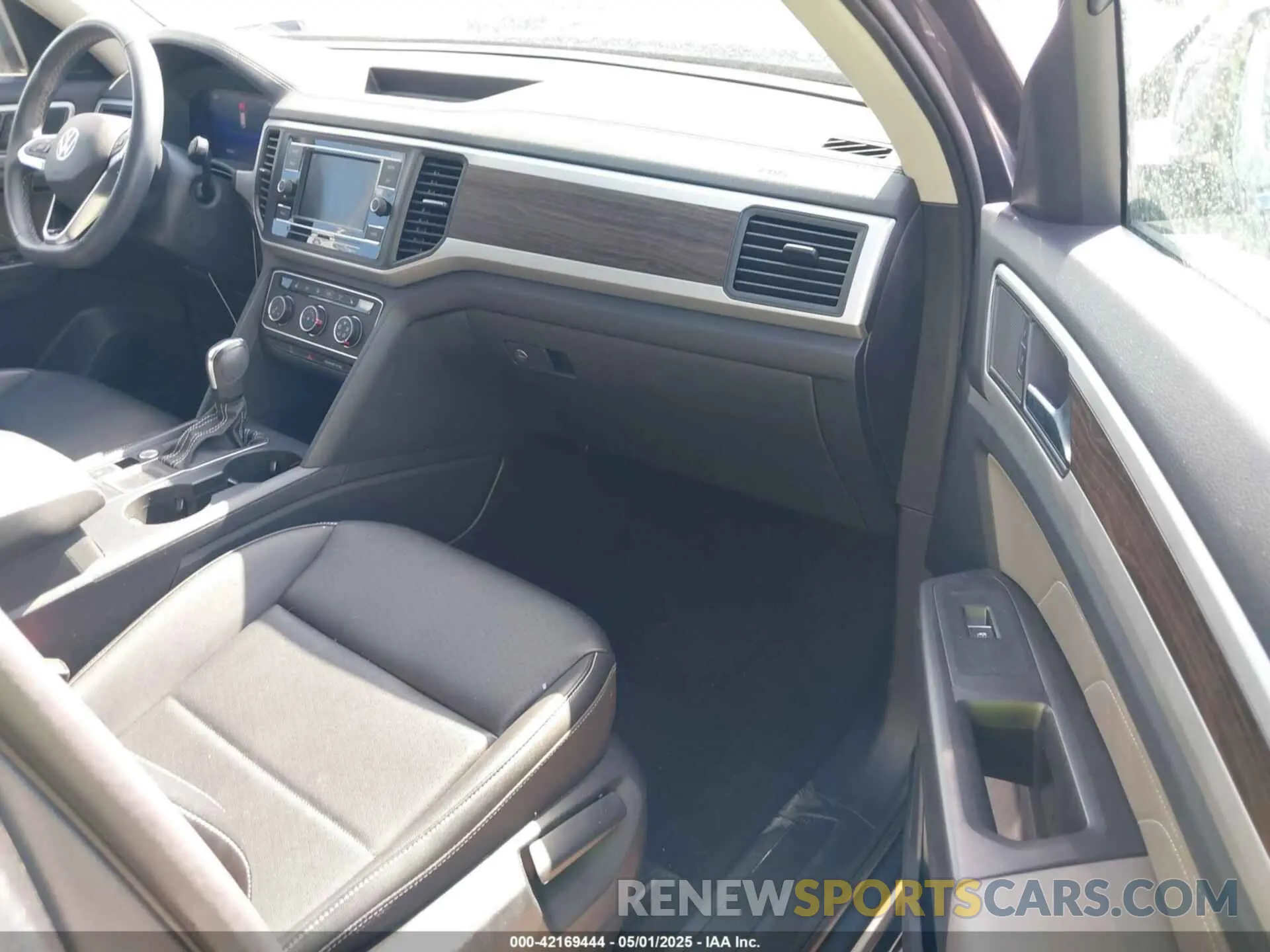 5 Photograph of a damaged car 1V2DP2CA9NC542764 VOLKSWAGEN ATLAS 2022