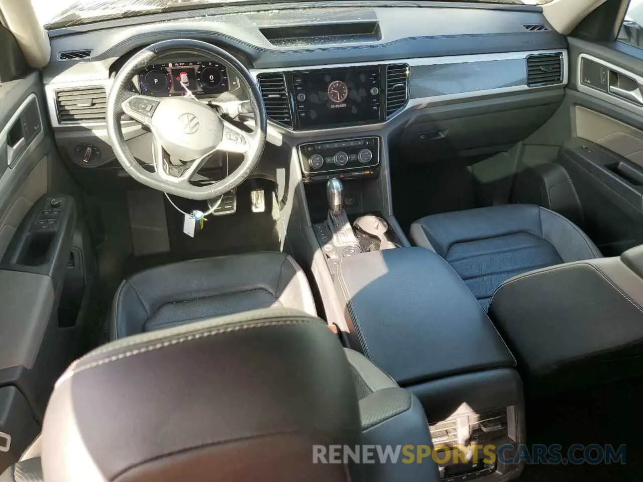 8 Photograph of a damaged car 1V2FR2CA0NC513110 VOLKSWAGEN ATLAS 2022