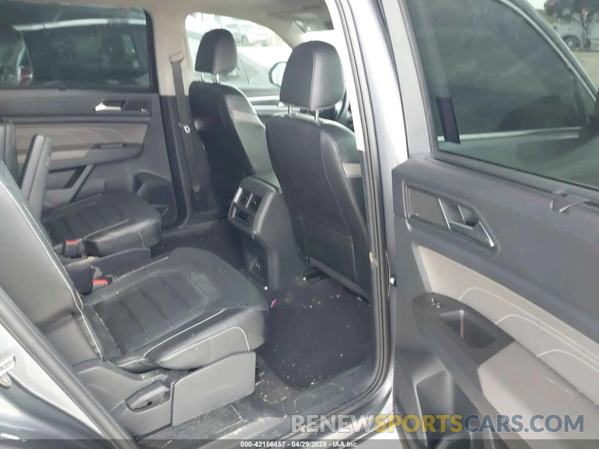 8 Photograph of a damaged car 1V2FR2CA0NC520056 VOLKSWAGEN ATLAS 2022